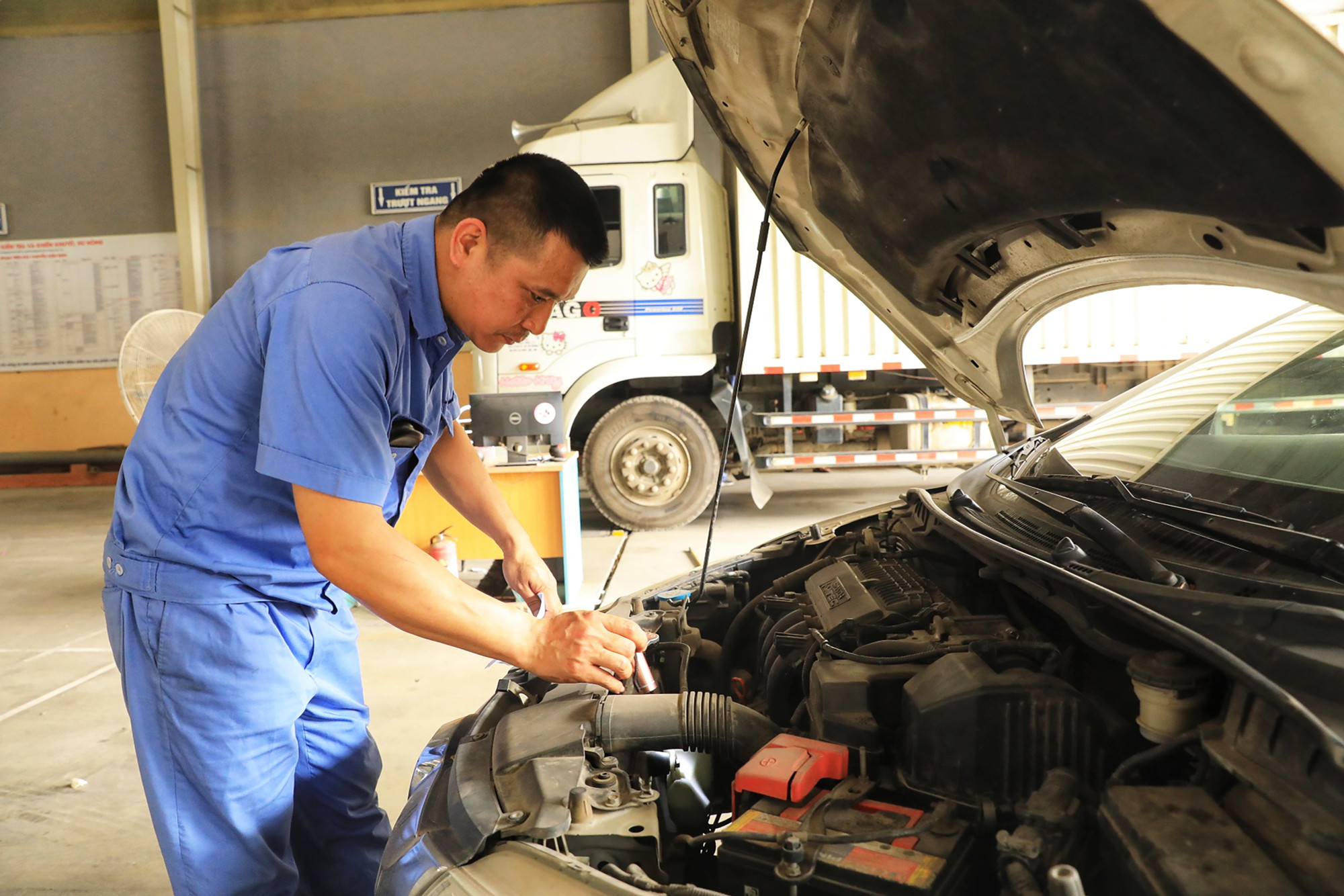 Cục Đăng kiểm Việt Nam tiếp tục khuyến cáo, người dân ở Hà Nội chủ động đưa xe sang các trung tâm đăng kiểm ở các tỉnh lân cận để thực hiện kiểm định xe, tránh phải chờ lâu, ùn tắc ở Hà Nội. Cục Đăng kiểm Việt Nam tiếp tục khuyến cáo, người dân ở Hà Nội chủ động đưa xe sang các trung tâm đăng kiểm ở các tỉnh lân cận để thực hiện kiểm định xe, tránh phải chờ lâu, ùn tắc ở Hà Nội.