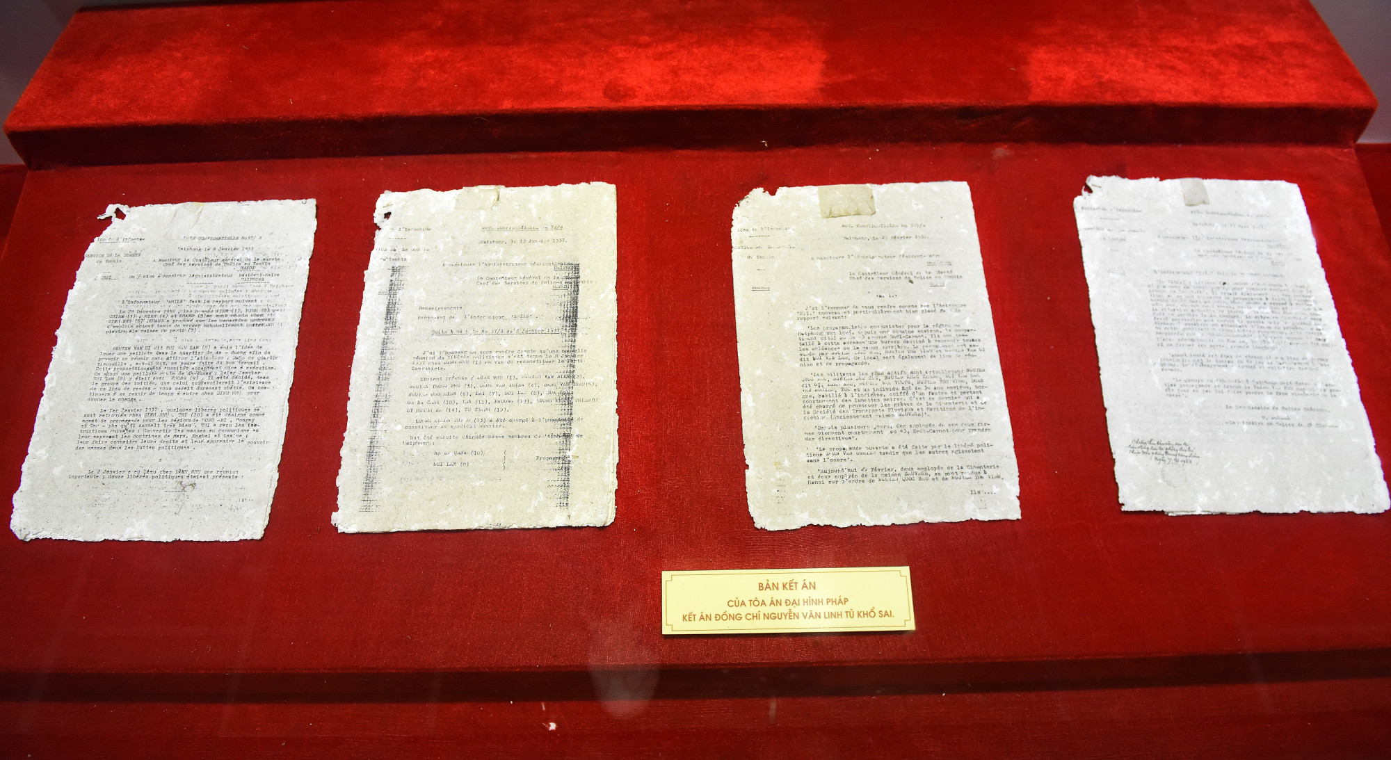 Nhiều hình ảnh, hiện vật tiêu biểu, tái hiện sinh động cuộc đời cao đẹp, như: Bản kết án tù khổ sai của Tòa án đại hình Pháp Nhiều hình ảnh, hiện vật tiêu biểu, tái hiện sinh động cuộc đời cao đẹp, như: Bản kết án tù khổ sai của Tòa án đại hình Pháp