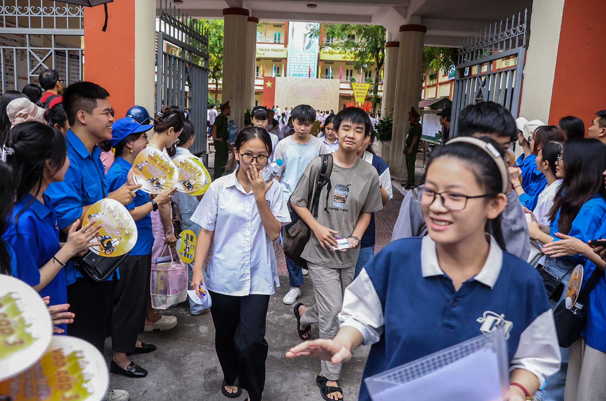 [Ảnh] Hơn 4.000 tình nguyện viên đồng hành, tiếp sức thí sinh thi vào lớp 10 tại Hà Nội ảnh 8