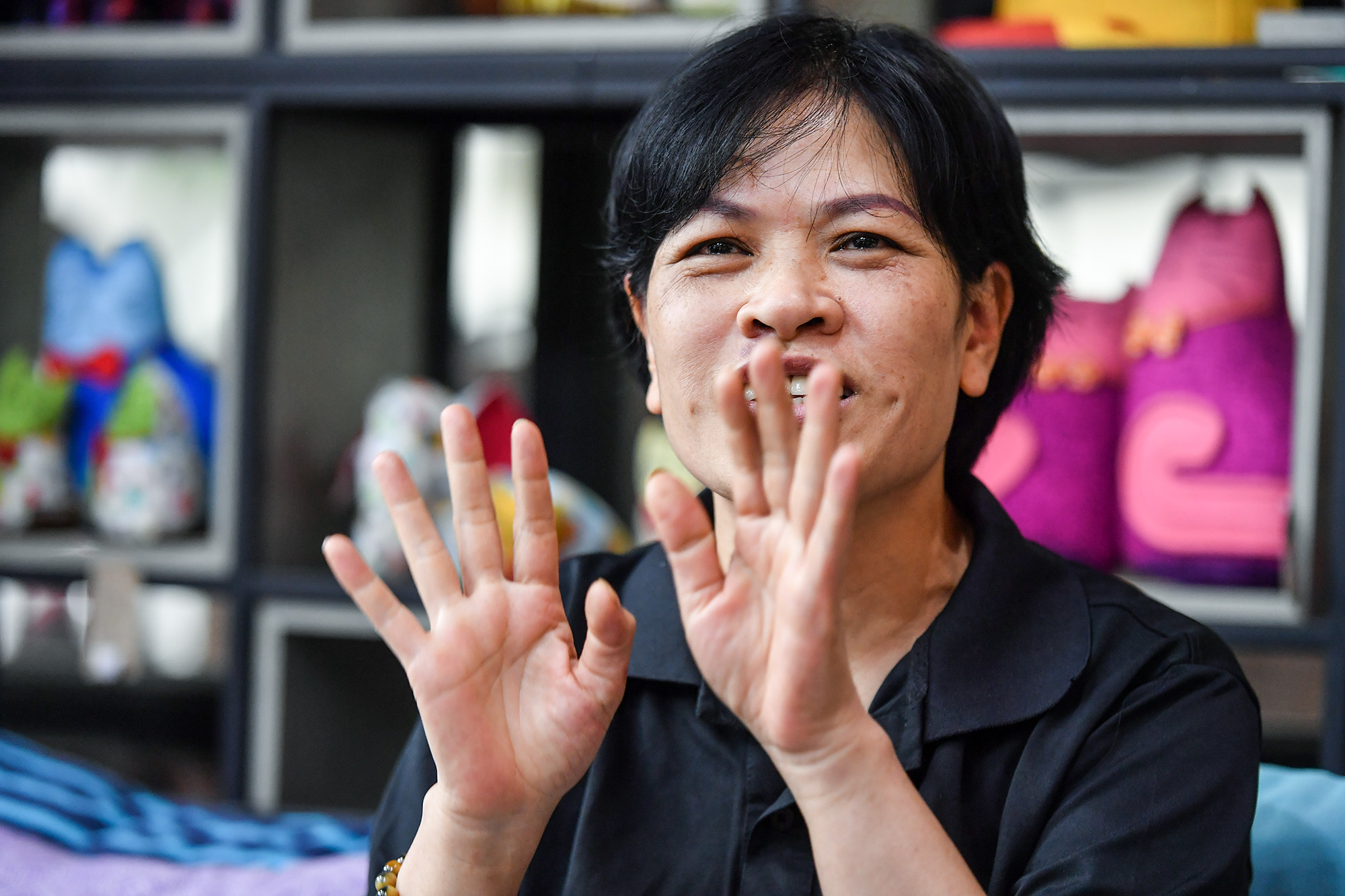 "8 năm, nhà tôi đã tiết kiệm được 100 triệu đồng rồi đấy", Thùy Trang khoe.