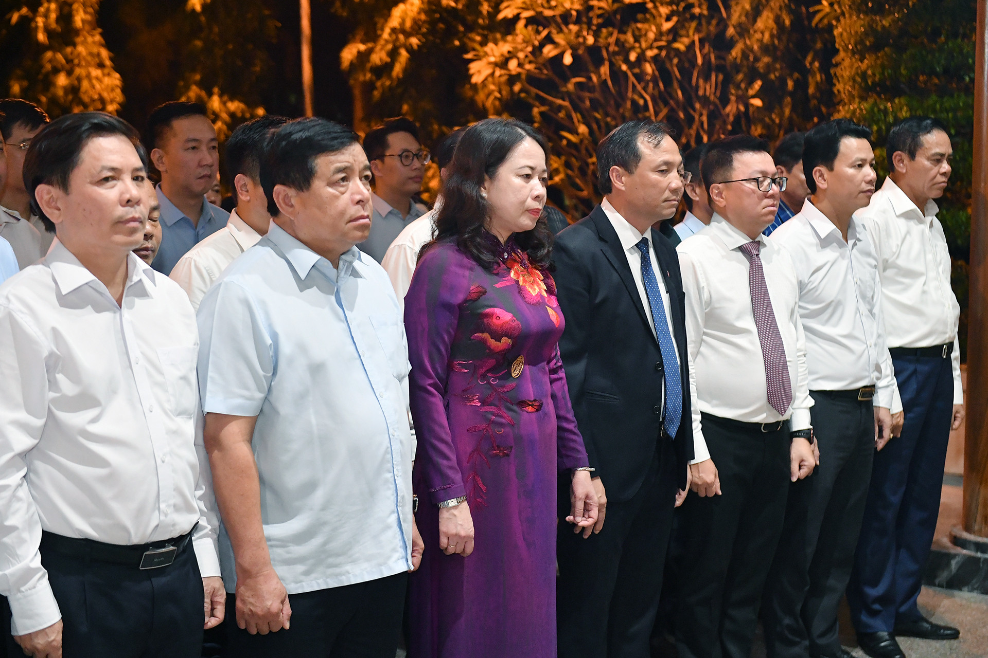 Trước anh linh các anh hùng liệt sĩ, Phó Chủ tịch nước Võ Thị Ánh Xuân cùng các thành viên trong đoàn kính cẩn nghiêng mình, bày tỏ lòng biết ơn vô hạn trước công lao to lớn của các anh hùng liệt sĩ đã ngã xuống cho sự nghiệp đấu tranh giải phóng dân tộc và thống nhất đất nước