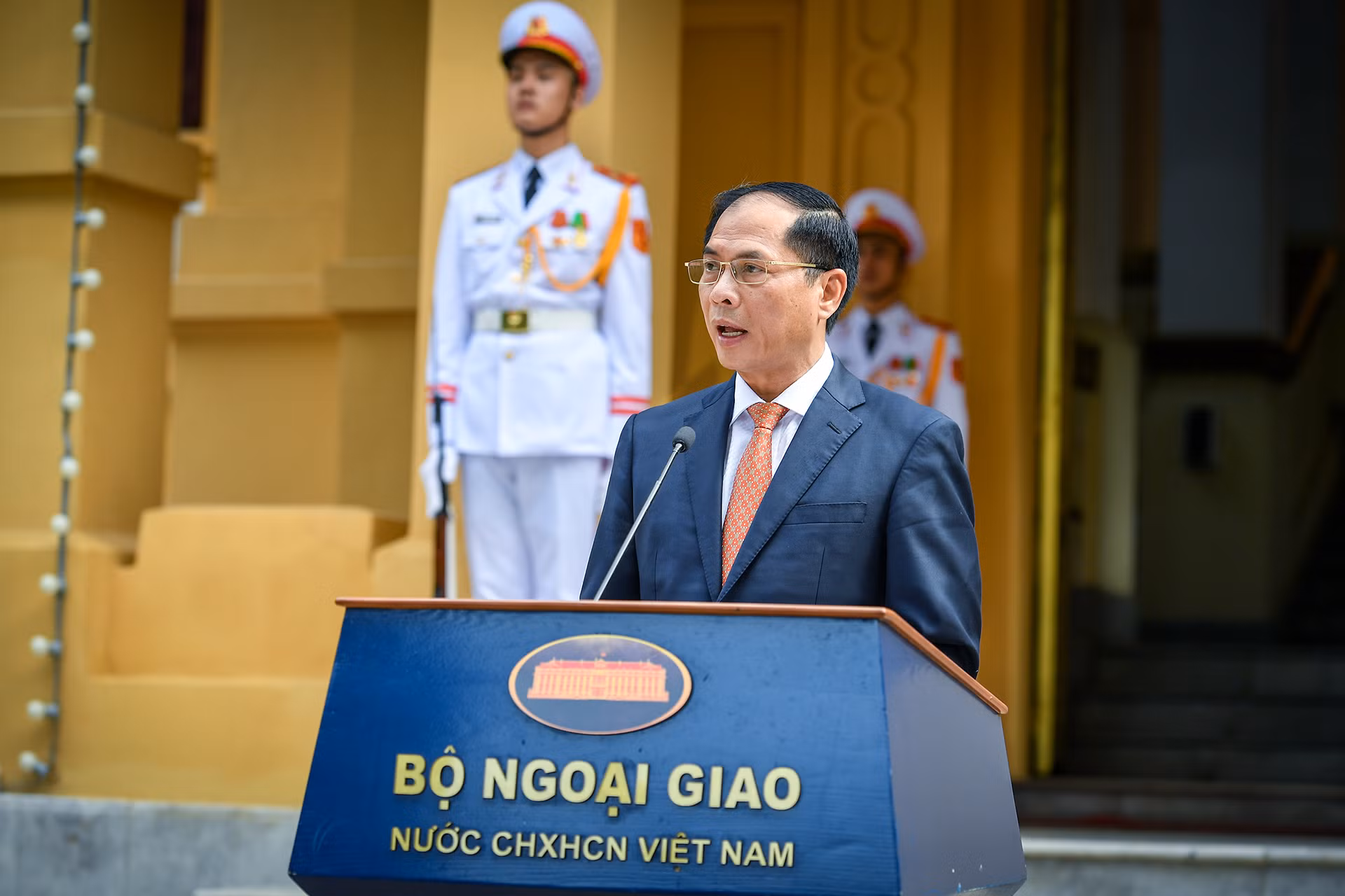 Bộ trưởng Ngoại giao Bùi Thanh Sơn phát biểu tại Lễ thượng cờ. (Ảnh: THÀNH ĐẠT)