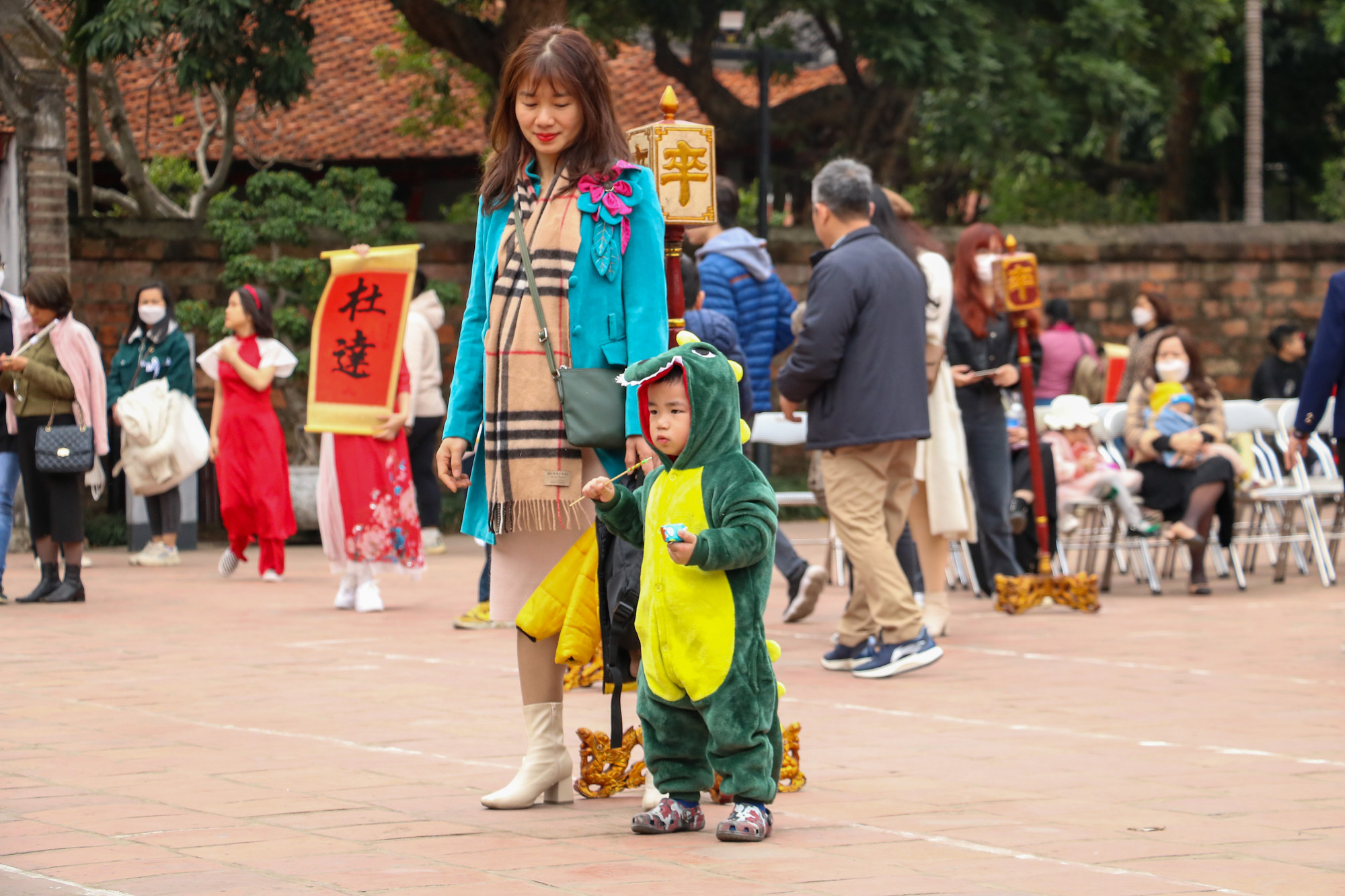 Một bạn nhỏ với trang phục ngộ nghĩnh cùng mẹ đi xin chữ tại Văn Miếu - Quốc Tử Giám.