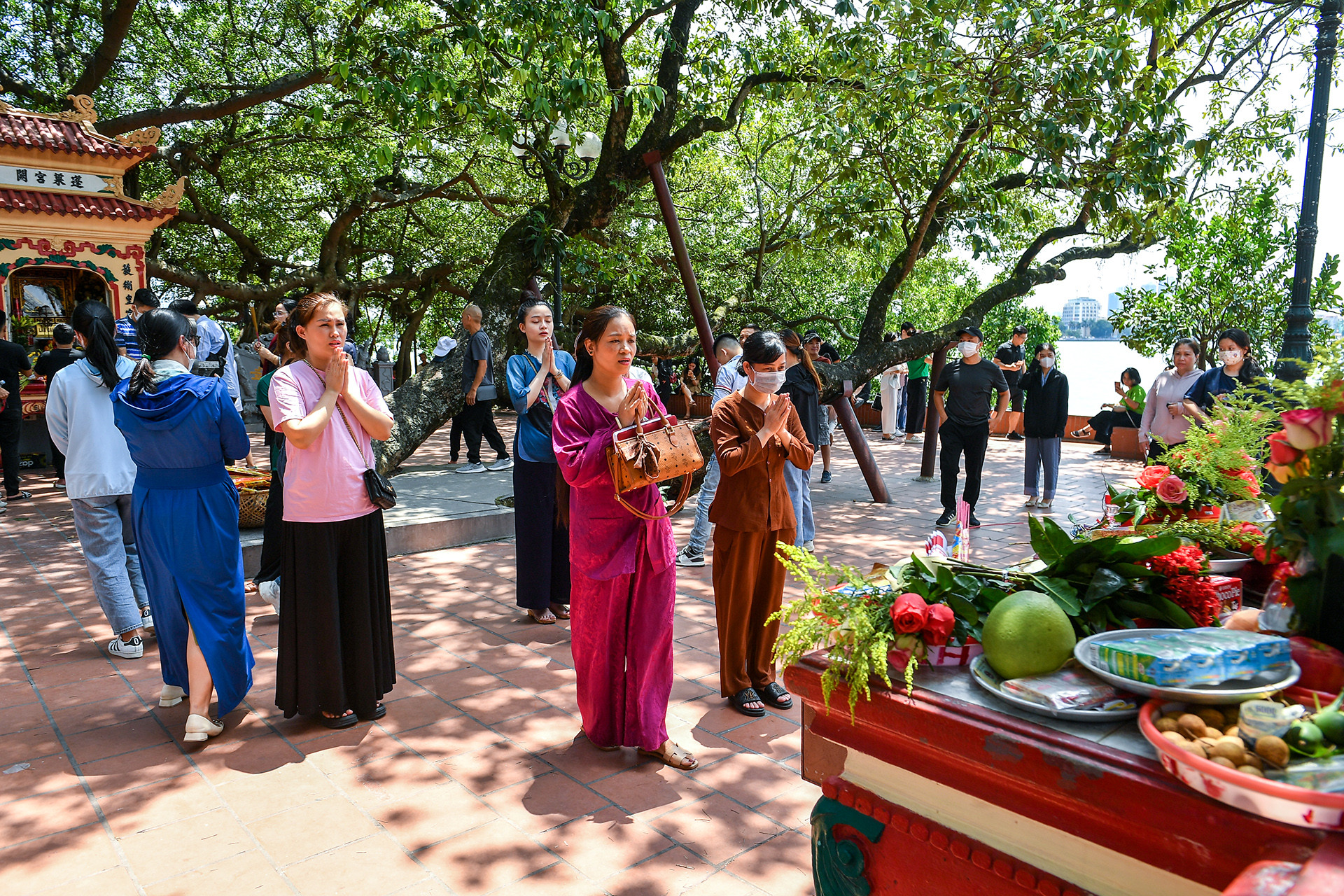 [Ảnh] Người dân Thủ đô tấp nập đi chùa ngày Rằm tháng 7 ảnh 10