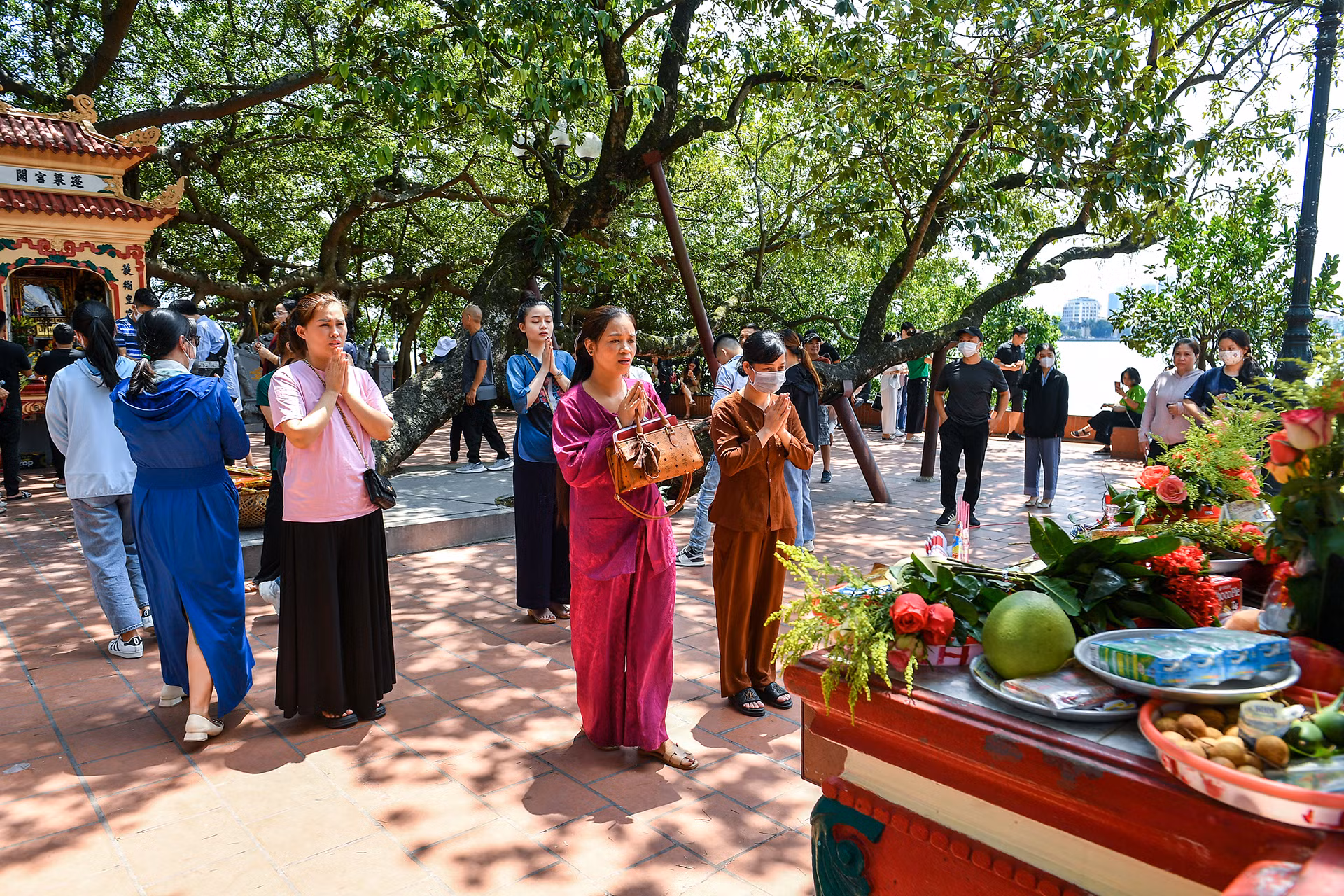 [Ảnh] Người dân Thủ đô tấp nập đi chùa ngày Rằm tháng 7 ảnh 10