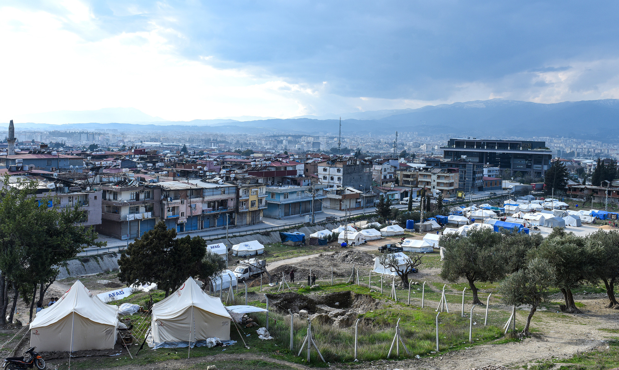 Theo thống kê chưa đầy đủ, trận động đất hôm 6/2 đã gây ảnh hưởng tới khoảng 20 triệu người dân Thổ Nhĩ Kỳ. Hơn 160.000 tòa nhà, với hơn 520.000 căn hộ bị sập hoặc hư hỏng nghiêm trọng.