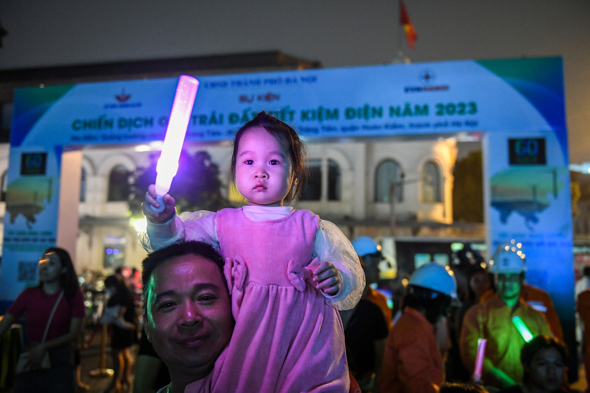 [Ảnh] Người dân Hà Nội tắt đèn, bật tương lai "xanh" cho Trái đất ảnh 10