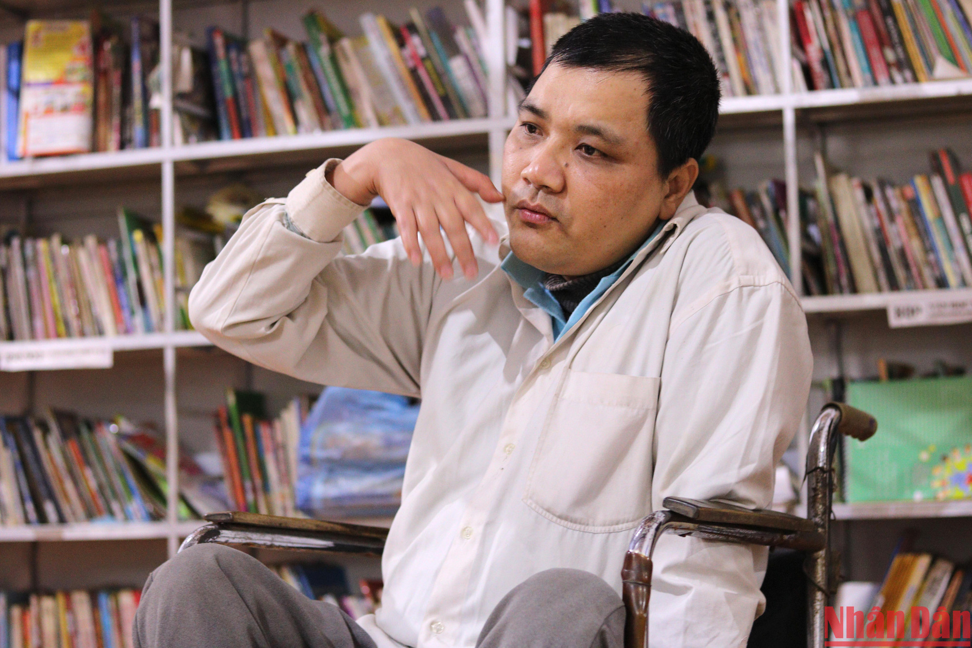 "Lúc đấy tôi đã không còn có thể cầm, nắm cái gì được nữa. Gia đình tôi cũng không đủ điều kiện để cho tôi tiếp tục được đi học. Khi tôi ở nhà, nhìn các bạn đồng trang lứa được đi học, tôi cảm thấy đây là một dấu chấm hết cho cuộc đời mình.” Anh Trường ngậm ngùi kể lại câu chuyện quá khứ đời mình. (Ảnh: NHẬT QUANG)