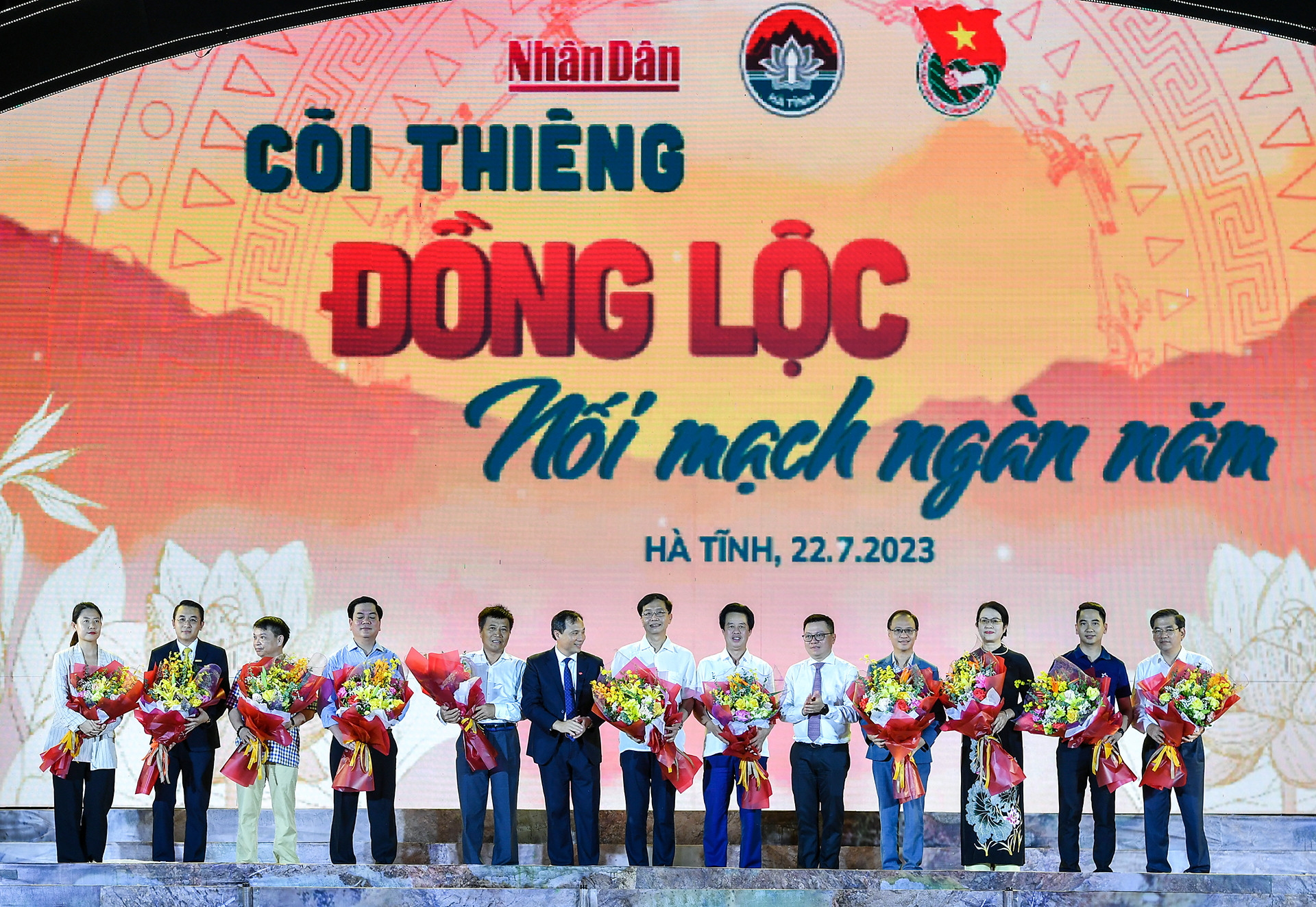 Đồng chí Lê Quốc Minh, Ủy viên Ban Chấp hành Trung ương Đảng, Tổng Biên tập Báo Nhân dân, Phó Trưởng Ban Tuyên giáo Trung ương, Chủ tịch Hội Nhà báo Việt Nam, và đồng chí Hoàng Trung Dũng, Ủy viên Ban Chấp hành Trung ương Đảng, Bí thư Tỉnh ủy, Chủ tịch Hội đồng Nhân dân tỉnh, Trưởng đoàn Đại biểu Quốc hội tỉnh Hà Tĩnh tặng hoa cho đại diện các nhà tài trợ.