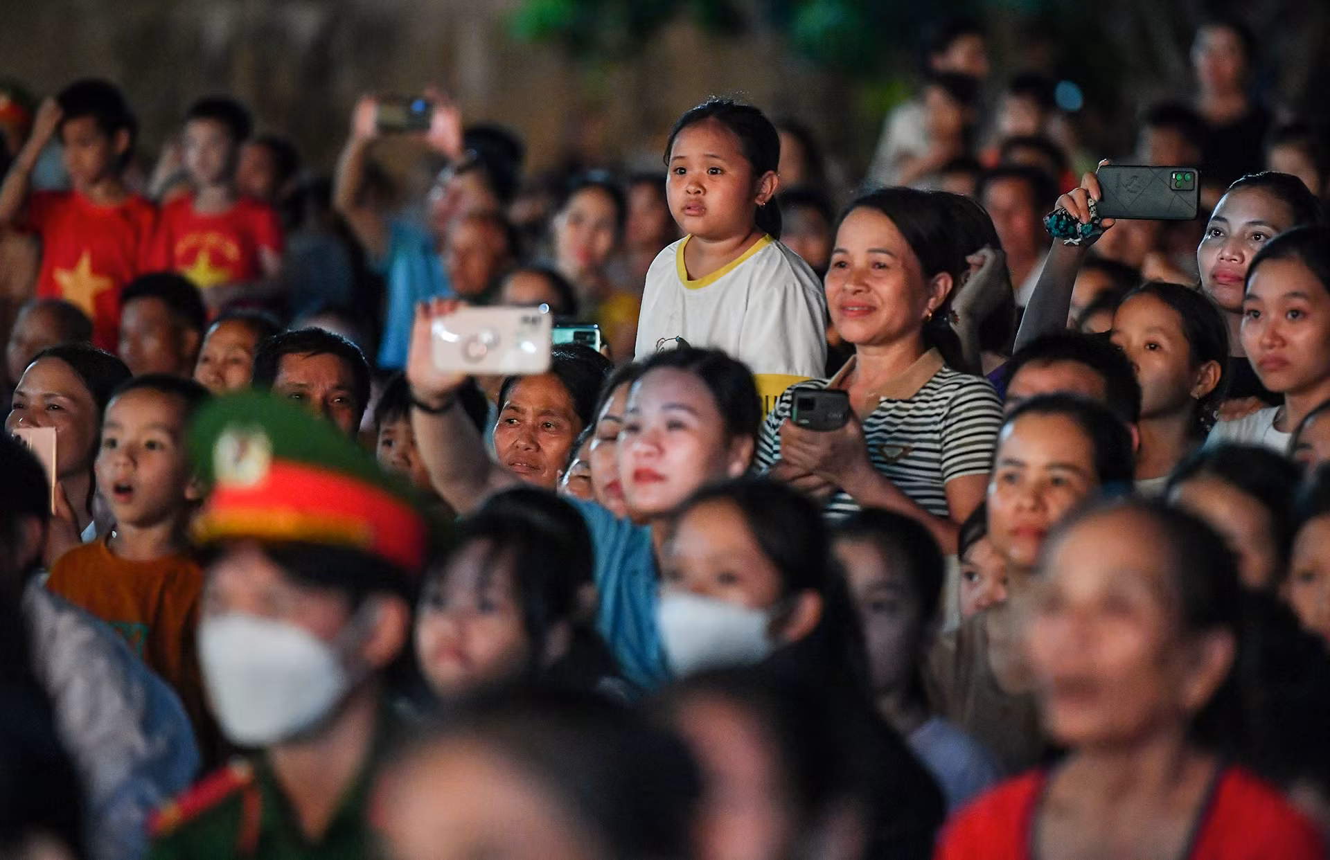 Đông đảo bà con nhân dân tỉnh Hà Tĩnh thưởng thức Chương trình nghệ thuật "Cõi thiêng Đồng Lộc - Nối mạch ngàn năm".