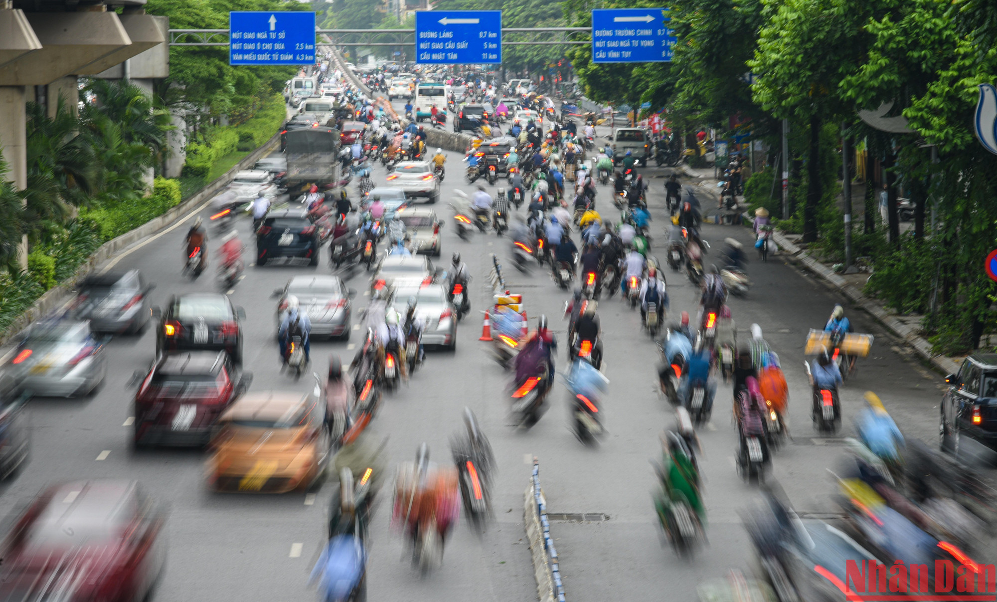 Giao thông tại đường Nguyễn Trãi trong ngày đầu khi lắp dải phân cách cứng chia làn xe máy và ô-tô.