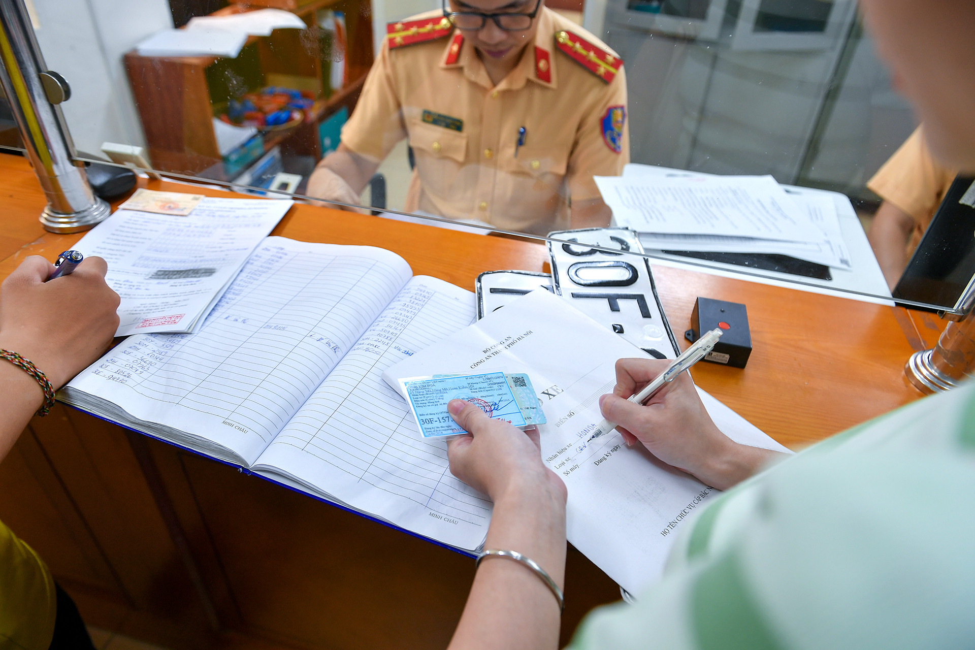 Theo Thông tư 24, biển số định danh chỉ áp dụng với biển số xe 5 số, còn những xe có biển số xe 3,4 số thì vẫn lưu thông bình thường. Nếu người dân có nhu cầu thì công an sẽ thu hồi biển cũ và cấp đổi sang biển 5 số để quản lý theo định danh cá nhân.