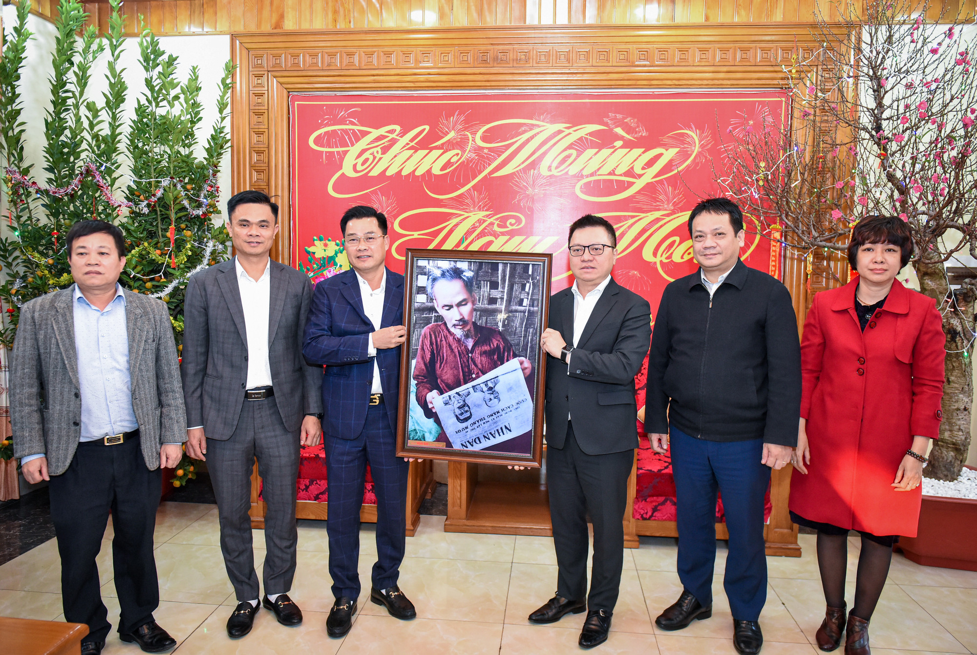 Đồng chí Lê Quốc Minh, Tổng Biên tập Báo Nhân Dân tặng bức tranh Bác Hồ cho cán bộ, chiến sĩ Sư đoàn 325. Đồng chí Lê Quốc Minh, Tổng Biên tập Báo Nhân Dân tặng bức tranh Bác Hồ cho cán bộ, chiến sĩ Sư đoàn 325.