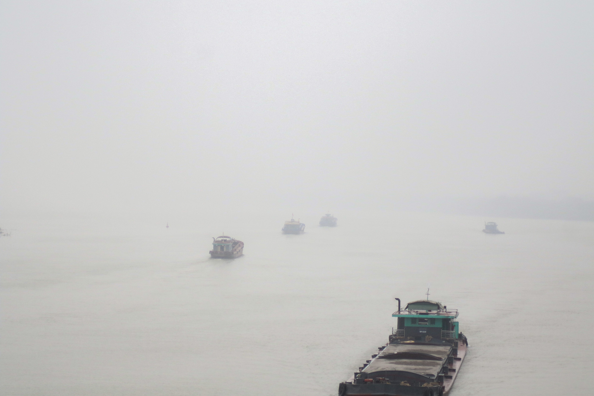 Sông Hồng dường như không thể quan sát rõ bằng mắt thường vì mưa phùn dai dẳng.