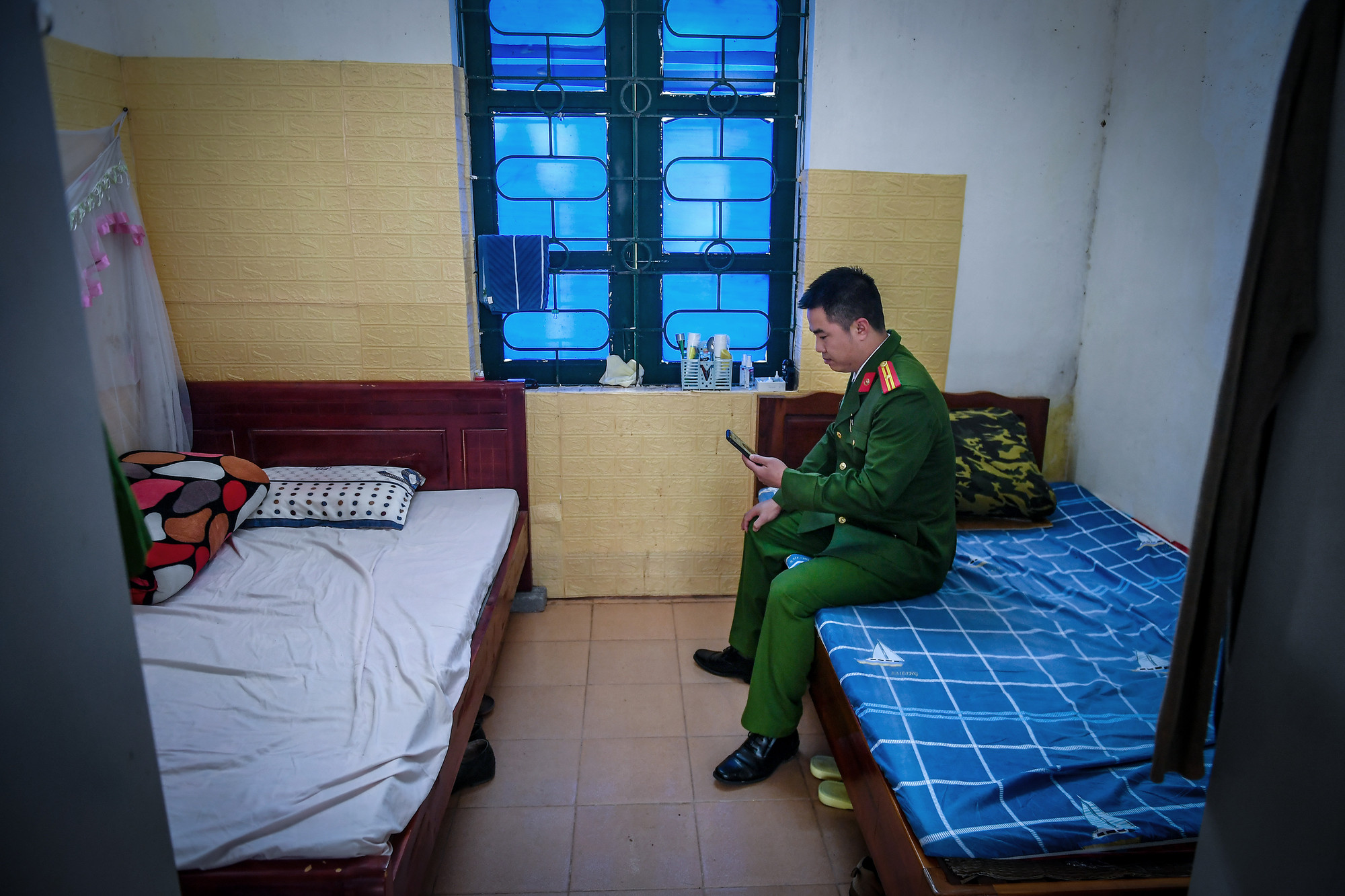 Đến cuối ngày Khải lúc này mới tắt máy tính, gấp sổ công tác để về căn phòng nghỉ được bố trí ngay dãy nhà ủy ban. Lúc này, anh mới mở máy và gọi về gia đình.