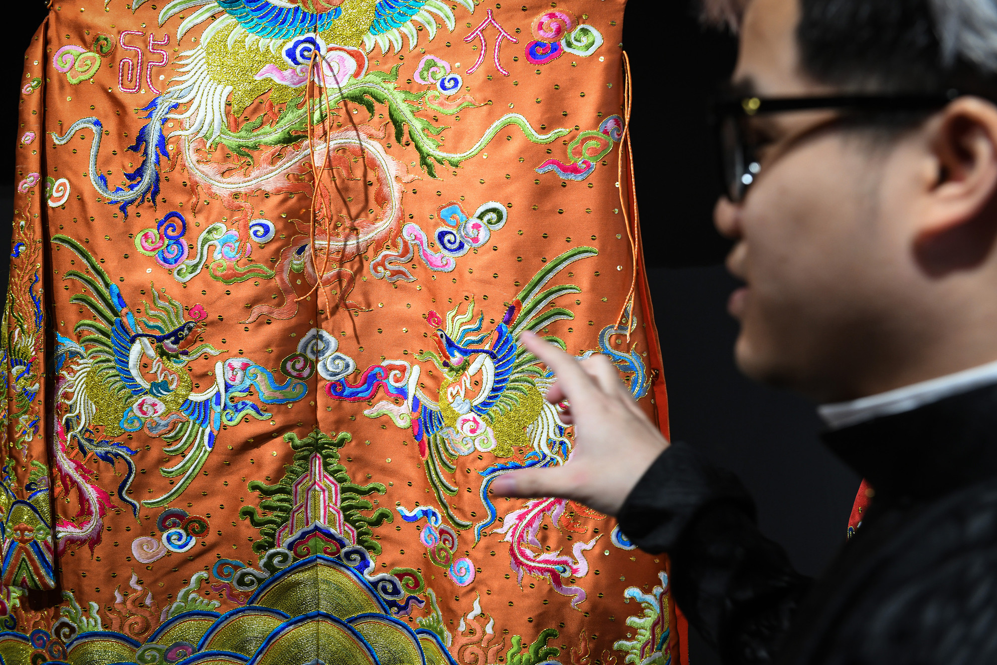 Vũ Đức cho biết, ban đầu, cả nhóm thường vẽ lại long bào, phượng bào, dựa vào những mẫu trang phục, hình ảnh được cho là phục dựng mà không có bất kỳ sự hoài nghi nào. Nhưng sau đó, khi nghiên cứu sâu hơn, đặc biệt có cơ hội tiếp cận các hình ảnh gốc của nhiều hiện vật, họ đã nhận ra nhiều sai lệch. "Những sai lệch này ảnh hưởng không nhỏ tới lịch sử", Vũ Đức nói.