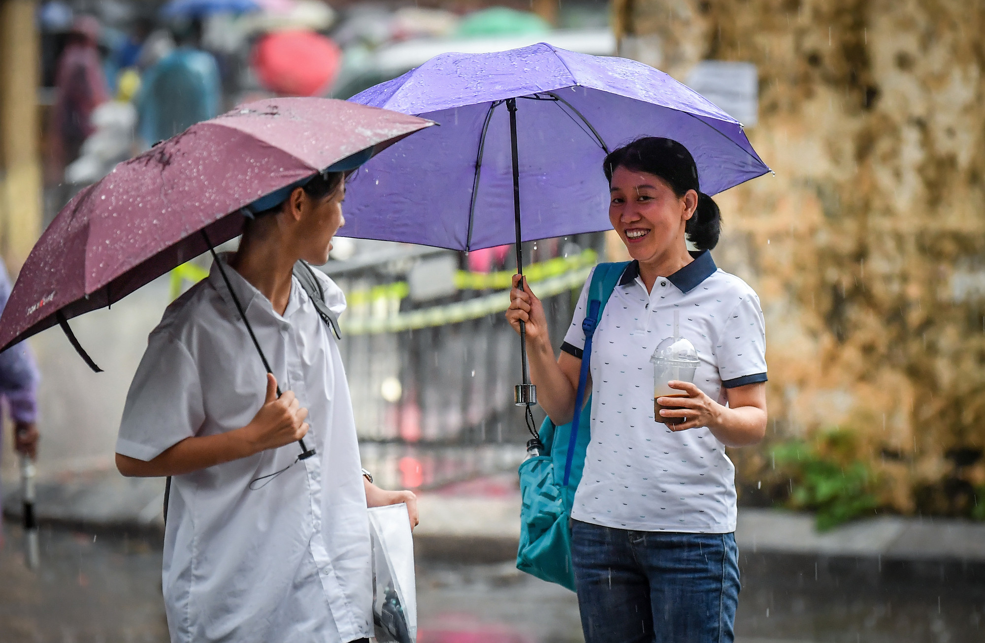Mặc dù mưa lớn, nhưng nhiều phụ huynh vẫn lựa chọn ở lại chờ đợi, đồng hành cùng con.