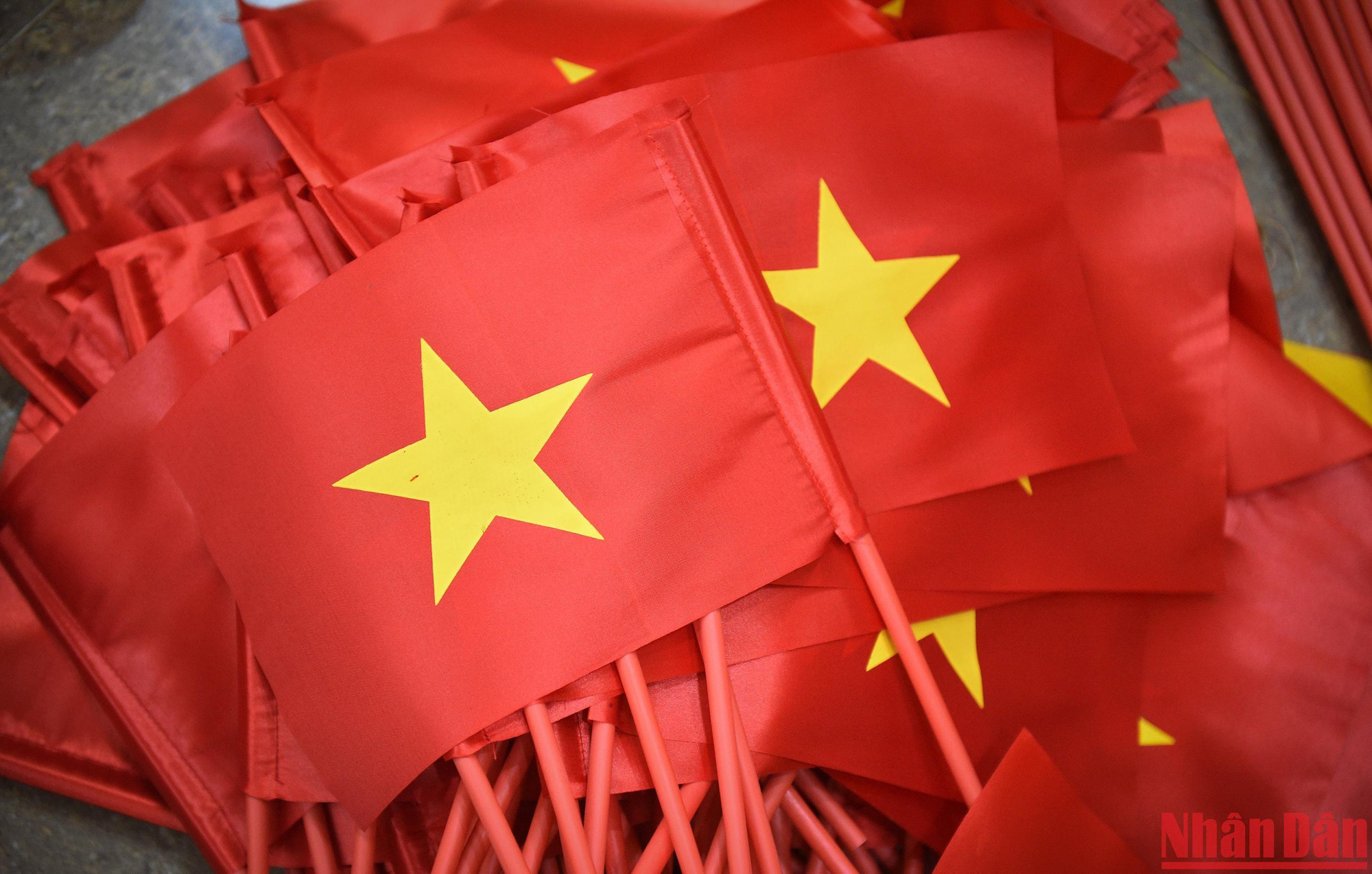 Nơi đây nổi tiếng là làng may cờ Tổ quốc lớn nhất Hà Nội, gắn liền với những sự kiện trọng đại của dân tộc.