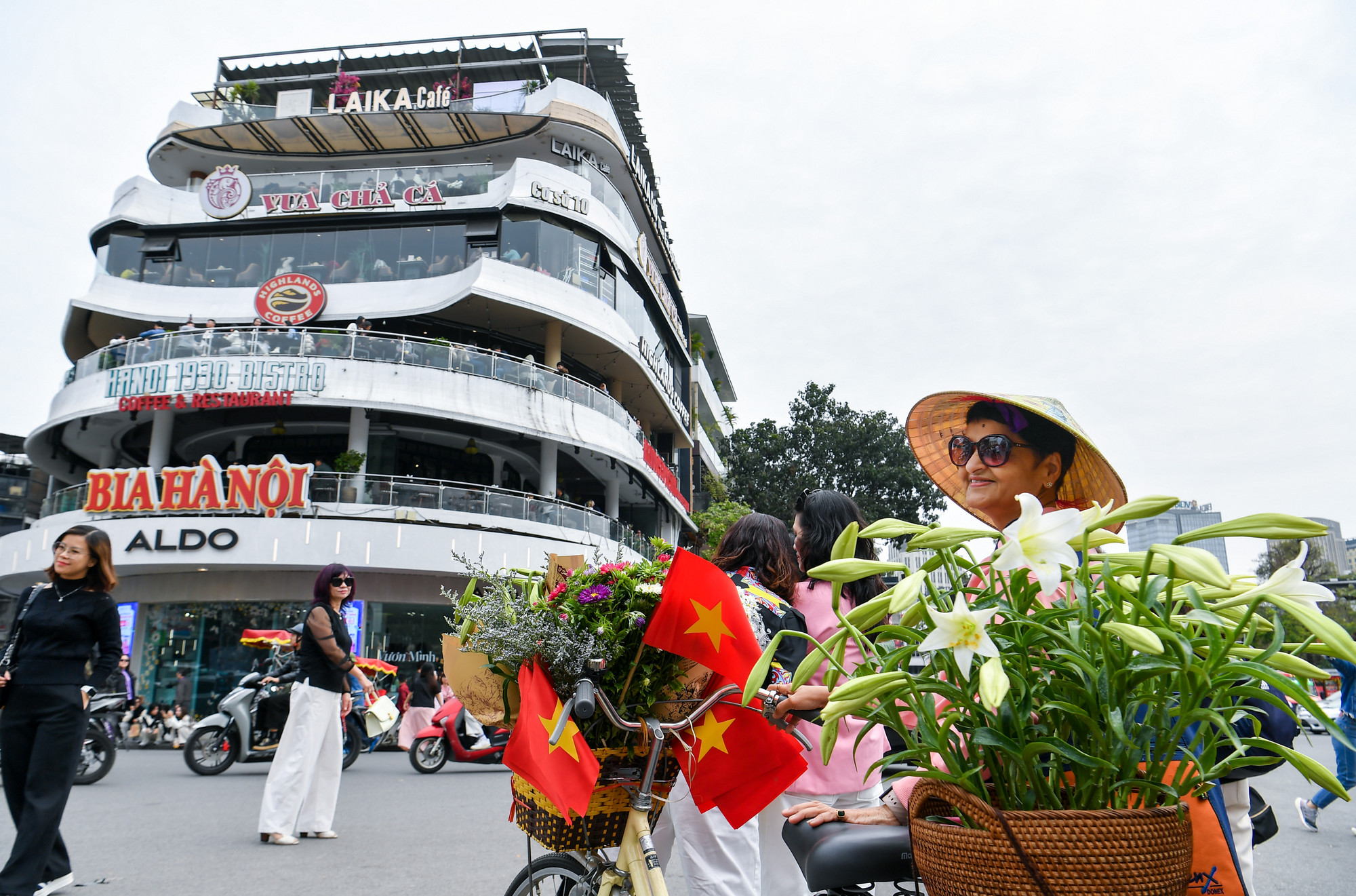 [Ảnh] Hàng nghìn người ghé thăm tòa nhà "Hàm cá mập" chụp ảnh trước khi bị tháo dỡ ảnh 10