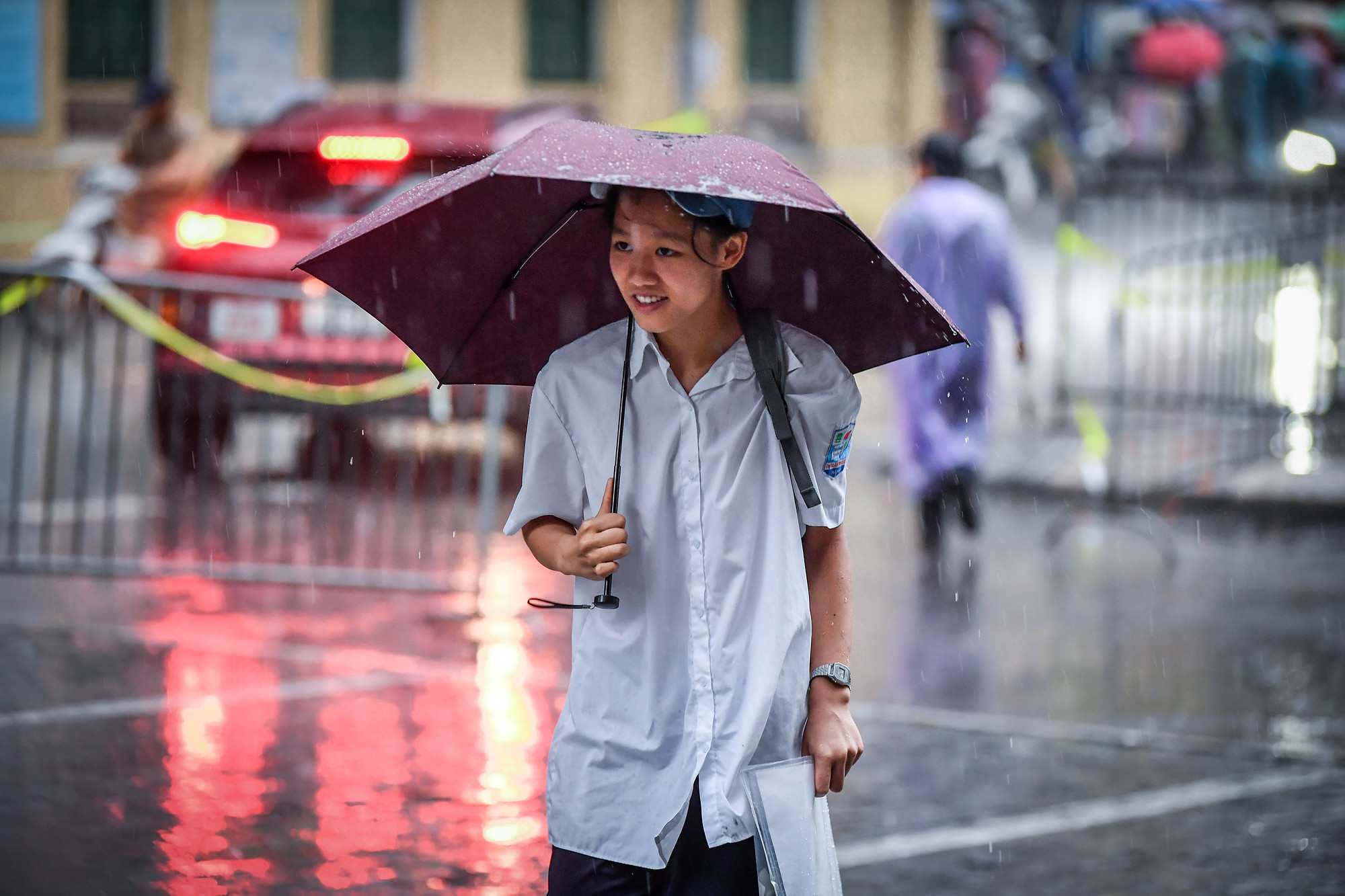 Mưa lớn khiến việc đến các điểm thi của thí sinh gặp nhiều khó khăn.