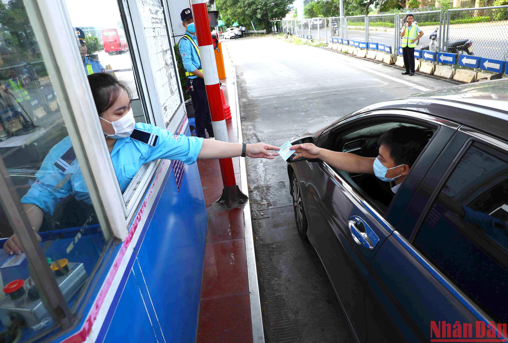 Trong sáng ngày đầu áp dụng thu phí không dừng toàn bộ cao tốc, trường hợp xe chưa dán thẻ ETC hoặc lỗi tài khoản khá nhiều, đều được nhân viên chỉ dẫn lưu thông qua làn xử lý sự cố. Trong sáng ngày đầu áp dụng thu phí không dừng toàn bộ cao tốc, trường hợp xe chưa dán thẻ ETC hoặc lỗi tài khoản khá nhiều, đều được nhân viên chỉ dẫn lưu thông qua làn xử lý sự cố.