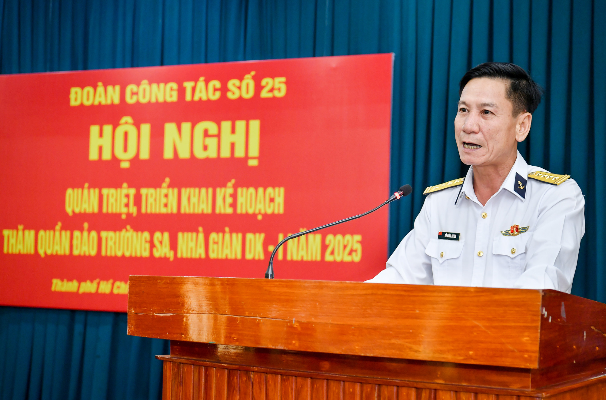 Đại tá Đỗ Hồng Duyên, Phó Chính ủy Vùng 2 phát biểu tại buổi họp đoàn công tác.