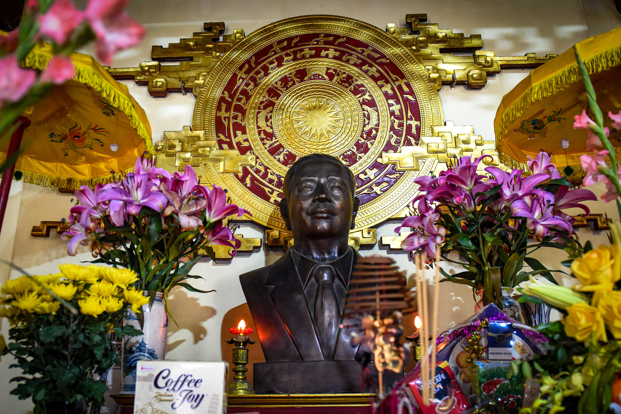 Trên ban thờ là pho tượng đồng chí Nguyễn Văn Linh được đúc bằng đồng do Thành ủy, Hội đồng nhân dân, Ủy ban Mặt trận Tổ quốc Việt Nam Thành phố Hồ Chí Minh dâng tặng. Trên ban thờ là pho tượng đồng chí Nguyễn Văn Linh được đúc bằng đồng do Thành ủy, Hội đồng nhân dân, Ủy ban Mặt trận Tổ quốc Việt Nam Thành phố Hồ Chí Minh dâng tặng.