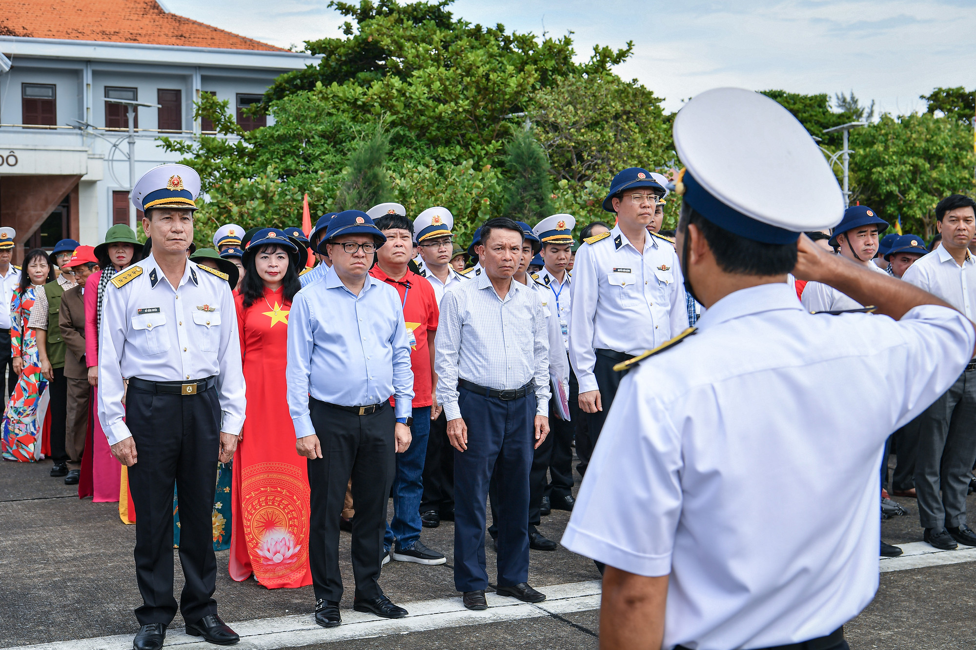 [Ảnh] Xúc động, tự hào buổi lễ chào cờ và duyệt đội ngũ trên đảo Trường Sa ảnh 1