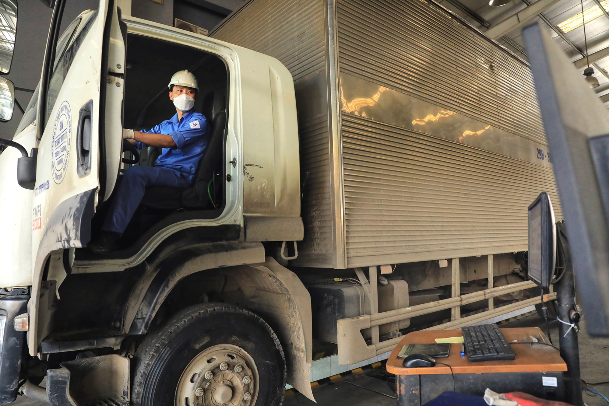 Thông báo tại Trung tâm đăng kiểm 29-03S đối với các phương tiện đến đăng kiểm: Chỉ đăng kiểm đối với các phương tiện đã được phát phiếu hẹn. Thông báo tại Trung tâm đăng kiểm 29-03S đối với các phương tiện đến đăng kiểm: Chỉ đăng kiểm đối với các phương tiện đã được phát phiếu hẹn.