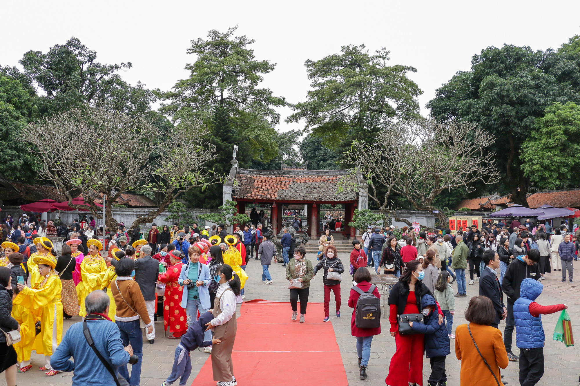 Bên trong Văn Miếu, rất nhiều hoạt động diễn ra thu hút đông đảo người dân tham gia.