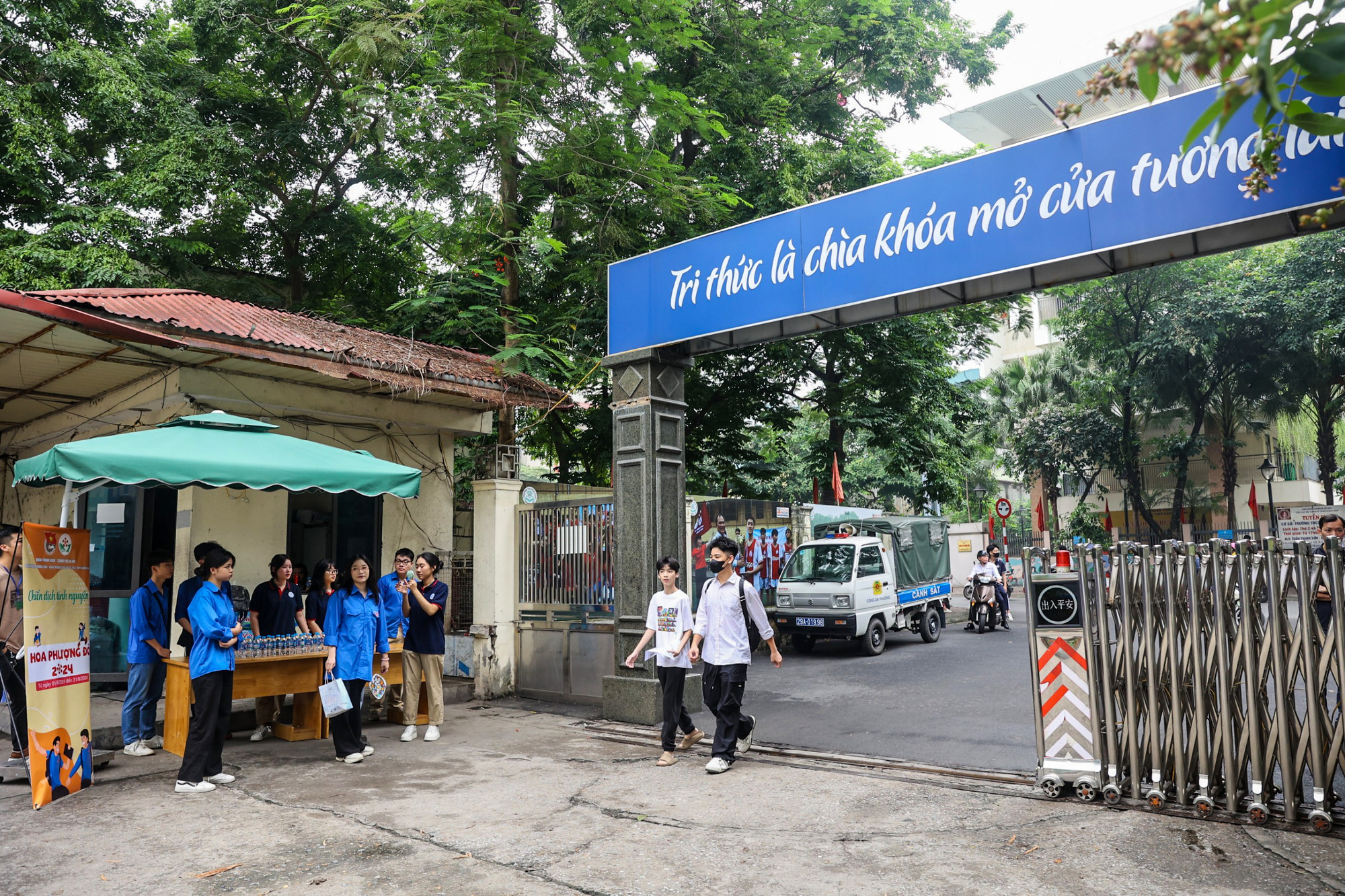 [Ảnh] Các sĩ tử Thủ đô trong ngày làm thủ tục tuyển sinh vào lớp 10 ảnh 1