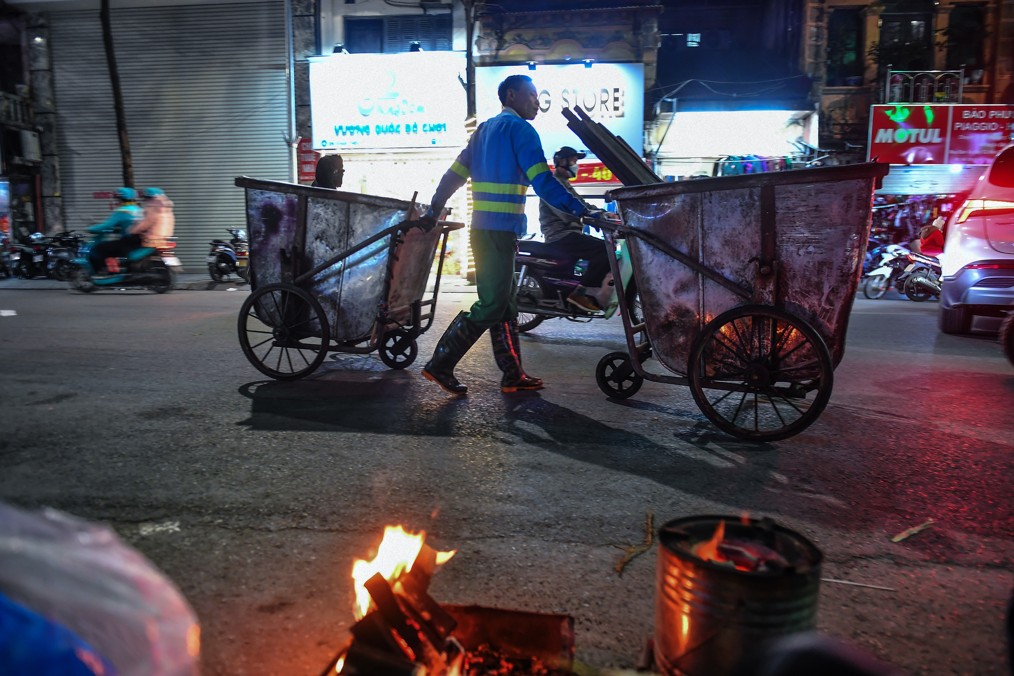 Để chống lại giá rét, lãnh đạo Công ty TNHH MTV Môi trường đô thị Hà Nội chi nhánh Đống Đa cũng đã thường xuyên động viên các công nhân, phát thuốc chống rét, trà gừng, sâm để nâng cao sức khỏe cho người lao động. Để chống lại giá rét, lãnh đạo Công ty TNHH MTV Môi trường đô thị Hà Nội chi nhánh Đống Đa cũng đã thường xuyên động viên các công nhân, phát thuốc chống rét, trà gừng, sâm để nâng cao sức khỏe cho người lao động.