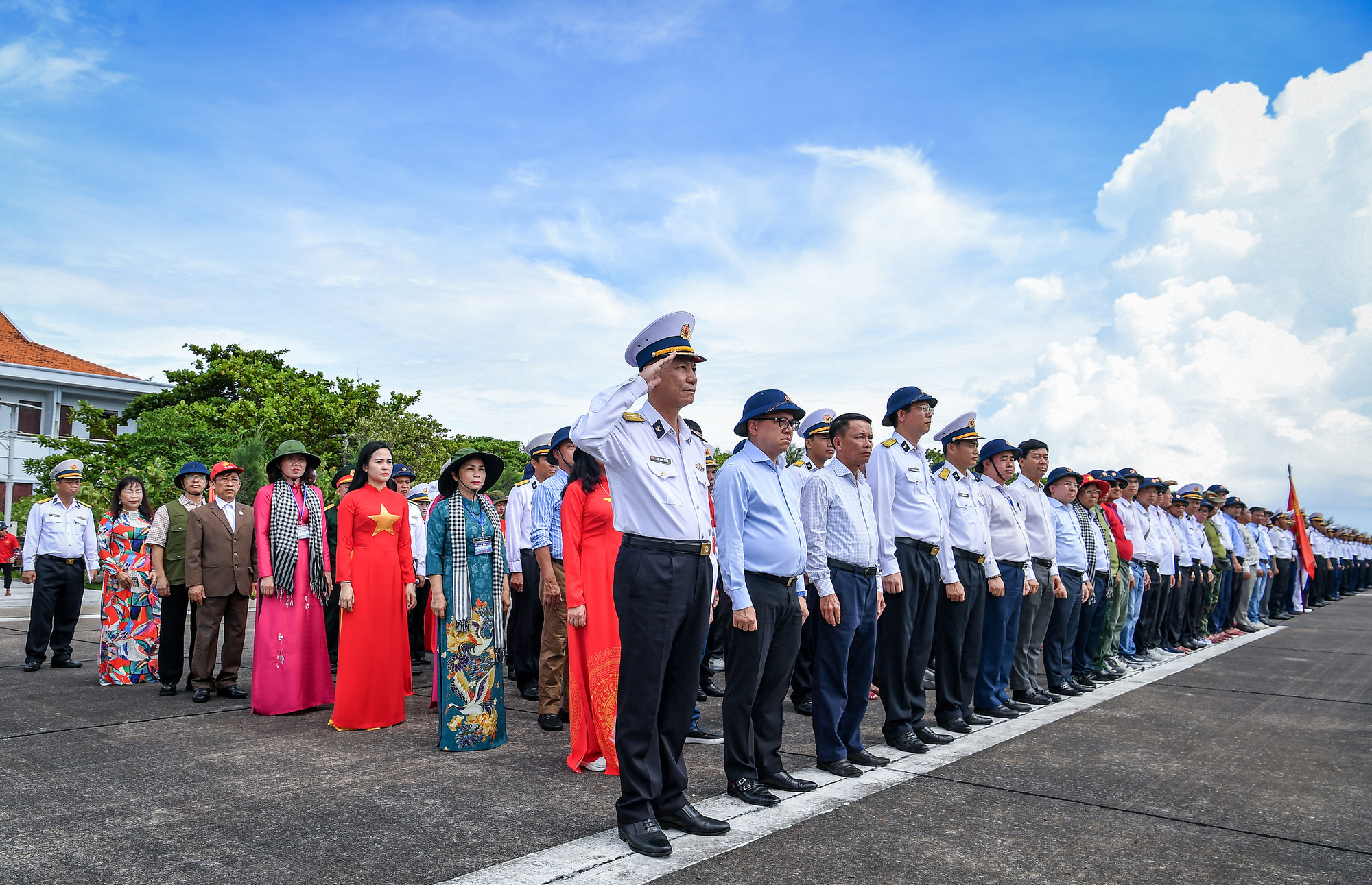 [Ảnh] Xúc động, tự hào buổi lễ chào cờ và duyệt đội ngũ trên đảo Trường Sa ảnh 2