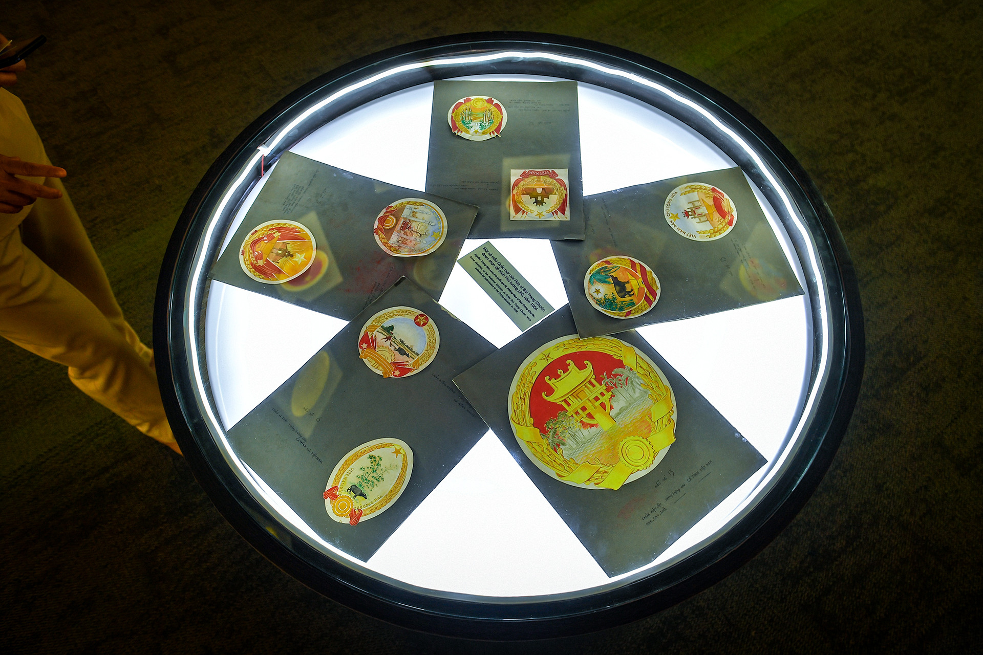 Trong ảnh là các mẫu Quốc huy được chọn. Có 15 bản được Ban Mỹ thuật - Ngành Văn nghệ Trung ương chọn gửi Bộ Tuyên truyền, trình Thủ tướng tháng 10/1954.