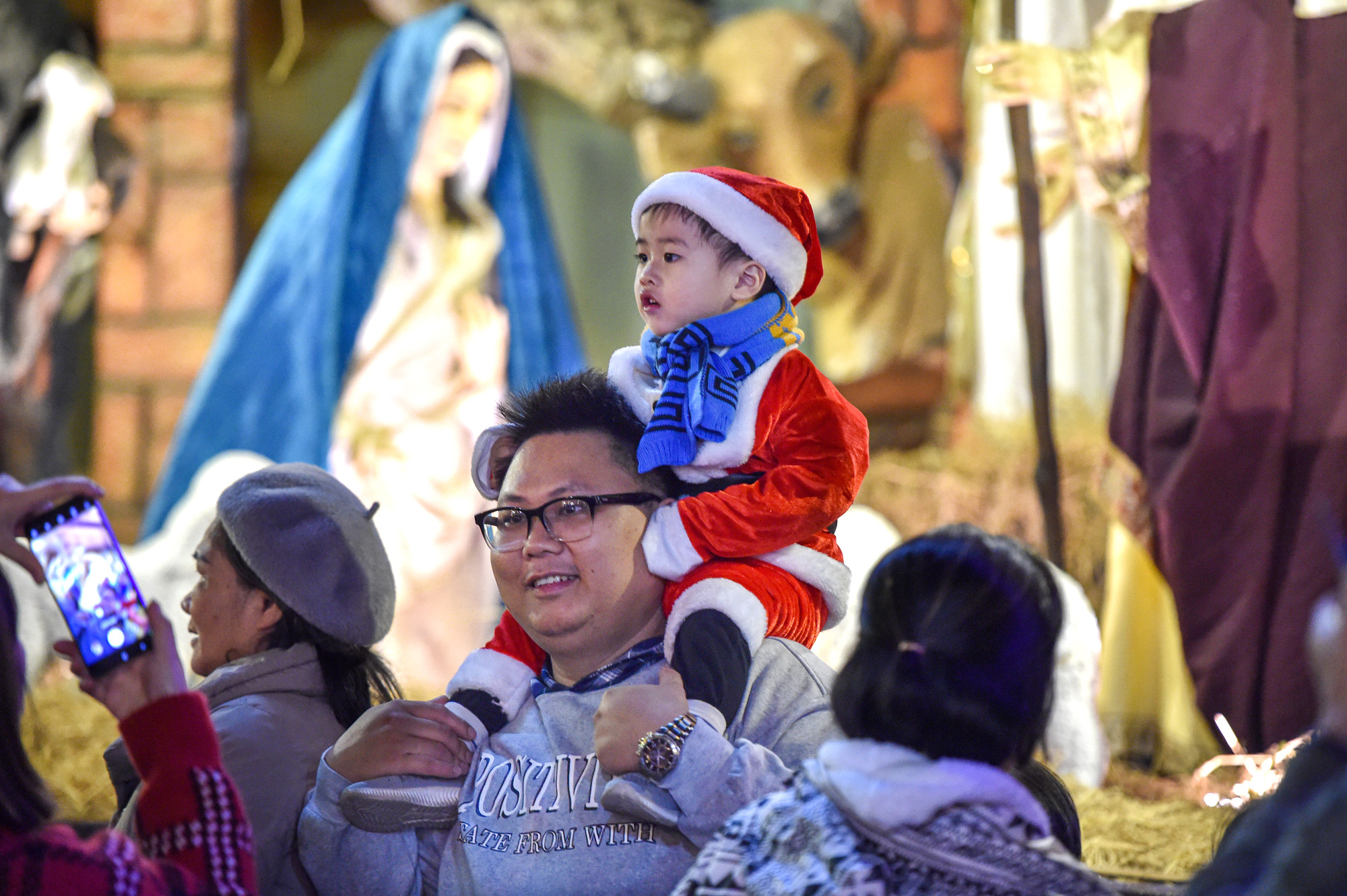 Nhiều gia đình mang trẻ nhỏ đi đón Giáng sinh. (Ảnh: THÀNH ĐẠT)