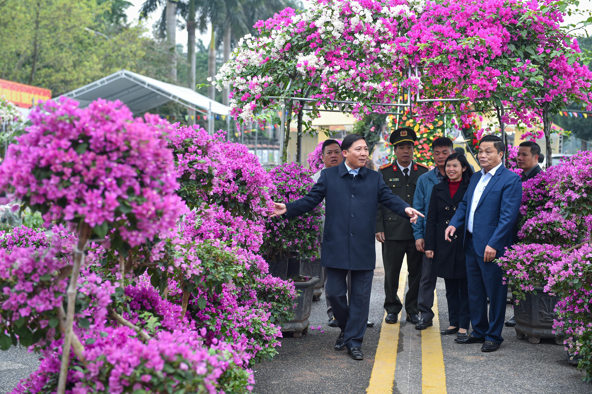 Bí thư huyện Mê Linh Nguyễn Thanh Liêm cùng các đại biểu tham quan lễ hội hoa.