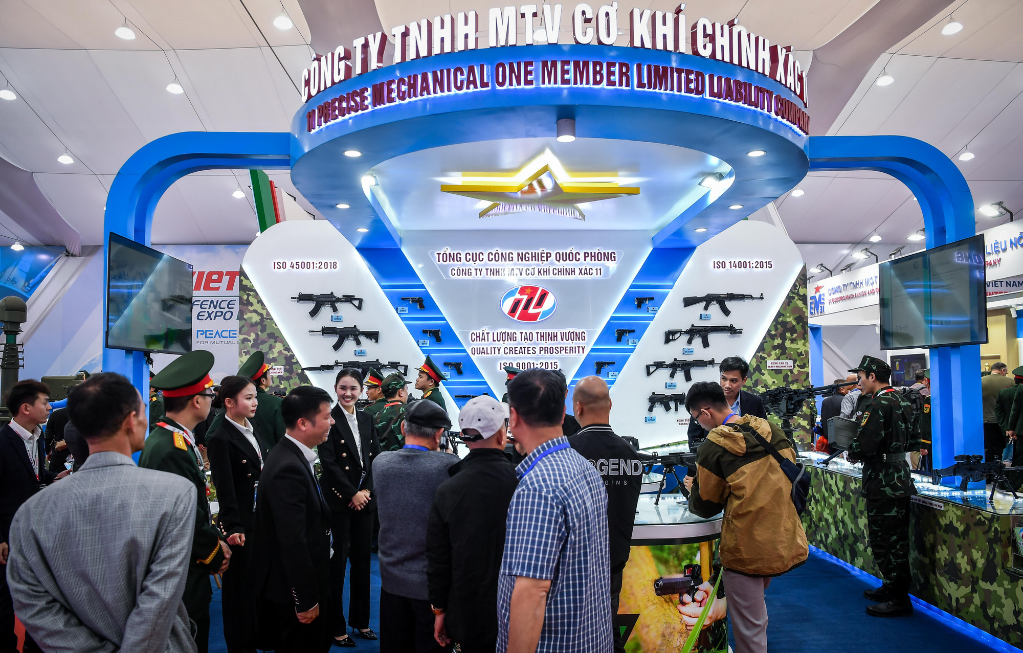 Khách tham quan bày tỏ sự thú vị trước gian trưng bày của Tổng cục Công nghiệp Quốc phòng.