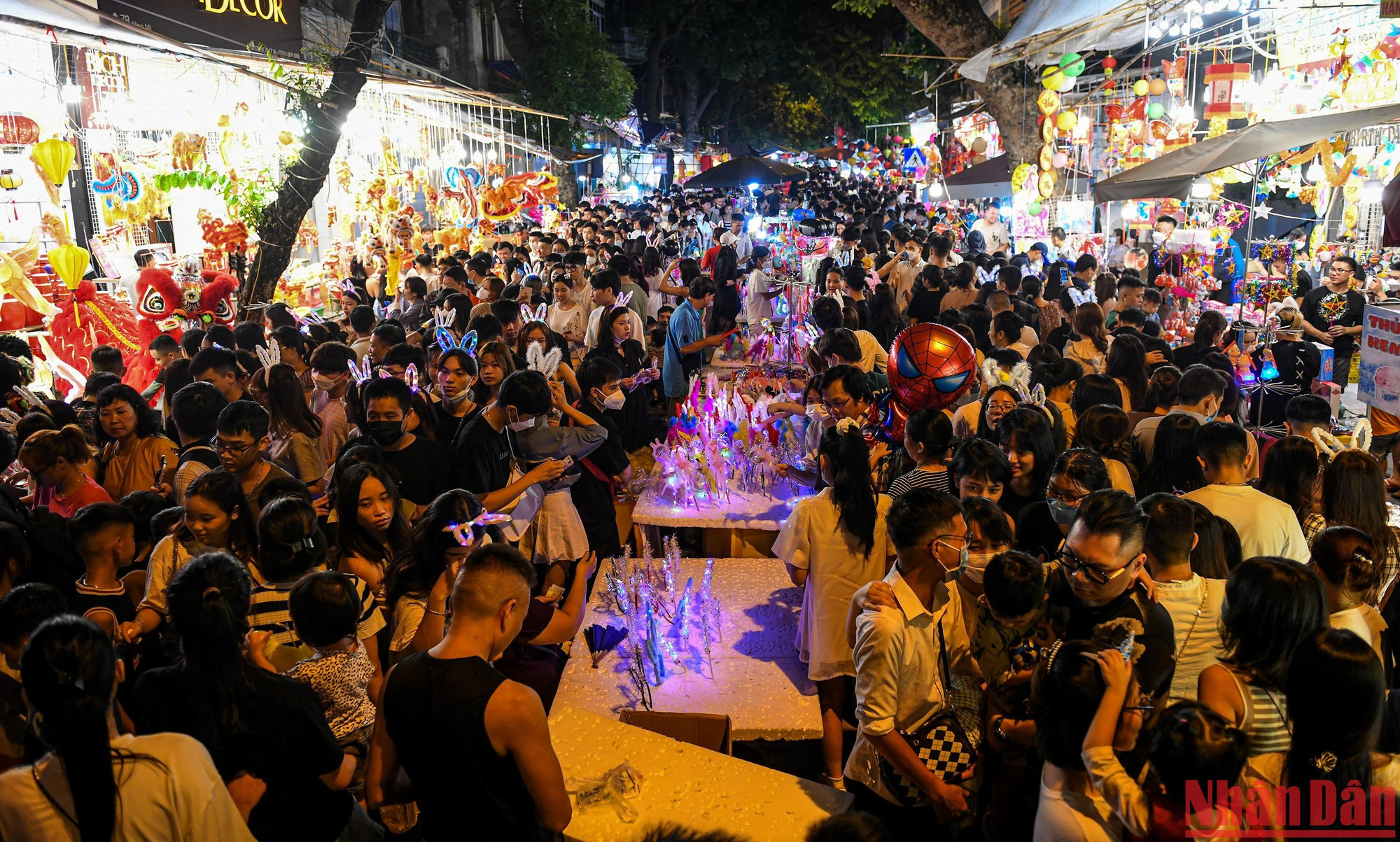 Không khí tại phố Hàng Mã, Hàng Lược… vô cùng nhộn nhịp. Hàng nghìn người chen chân “check in” chụp ảnh, mua các món đồ chơi, đồ trang trí Tết Trung thu.