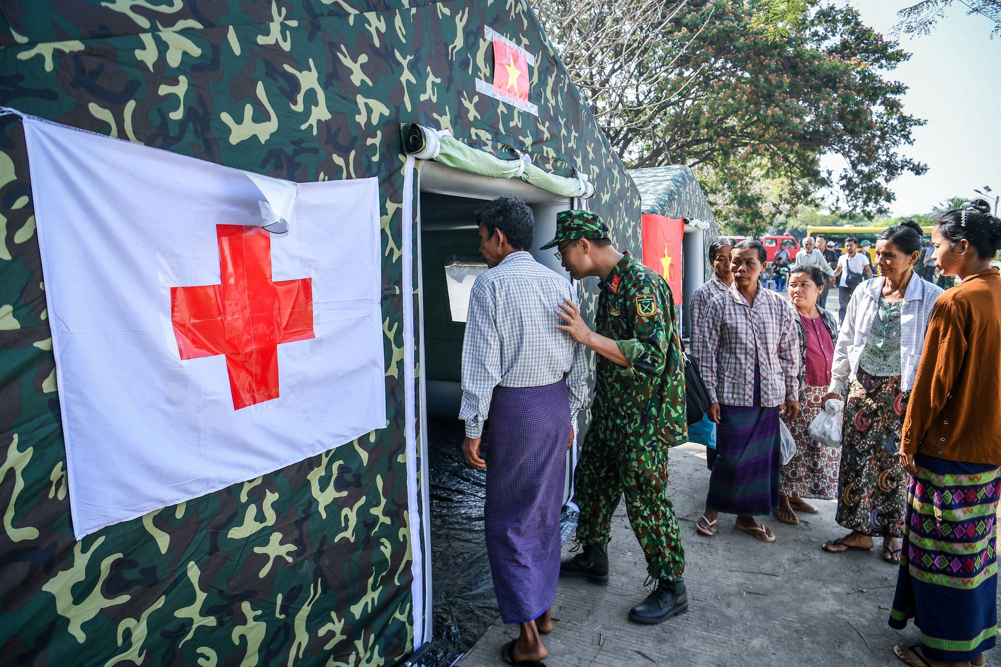 Đội quân y của đoàn Quân đội Nhân dân Việt Nam ân cần chỉ dẫn từng người vào khám chữa bệnh miễn phí.