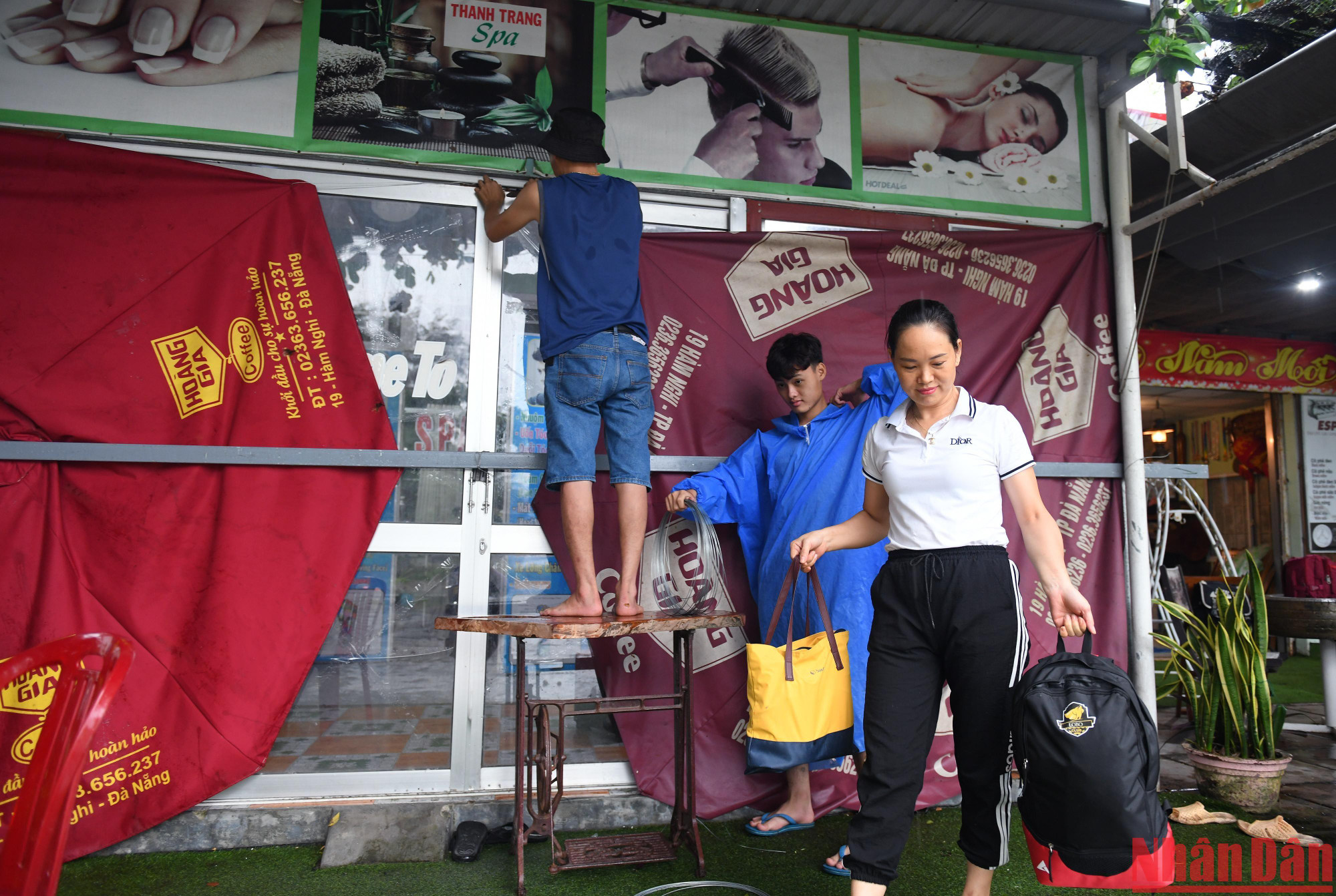 Chị Thanh Trang chia sẻ với phóng viên Báo Nhân Dân: Tôi chờ chồng gia cố cửa hàng xong, cả gia đình sẽ vào khách sạn tránh bão. Bình thường mọi năm cả nhà vẫn bám trụ nhưng nghe tin lần này là siêu bão tôi không dám chủ quan.