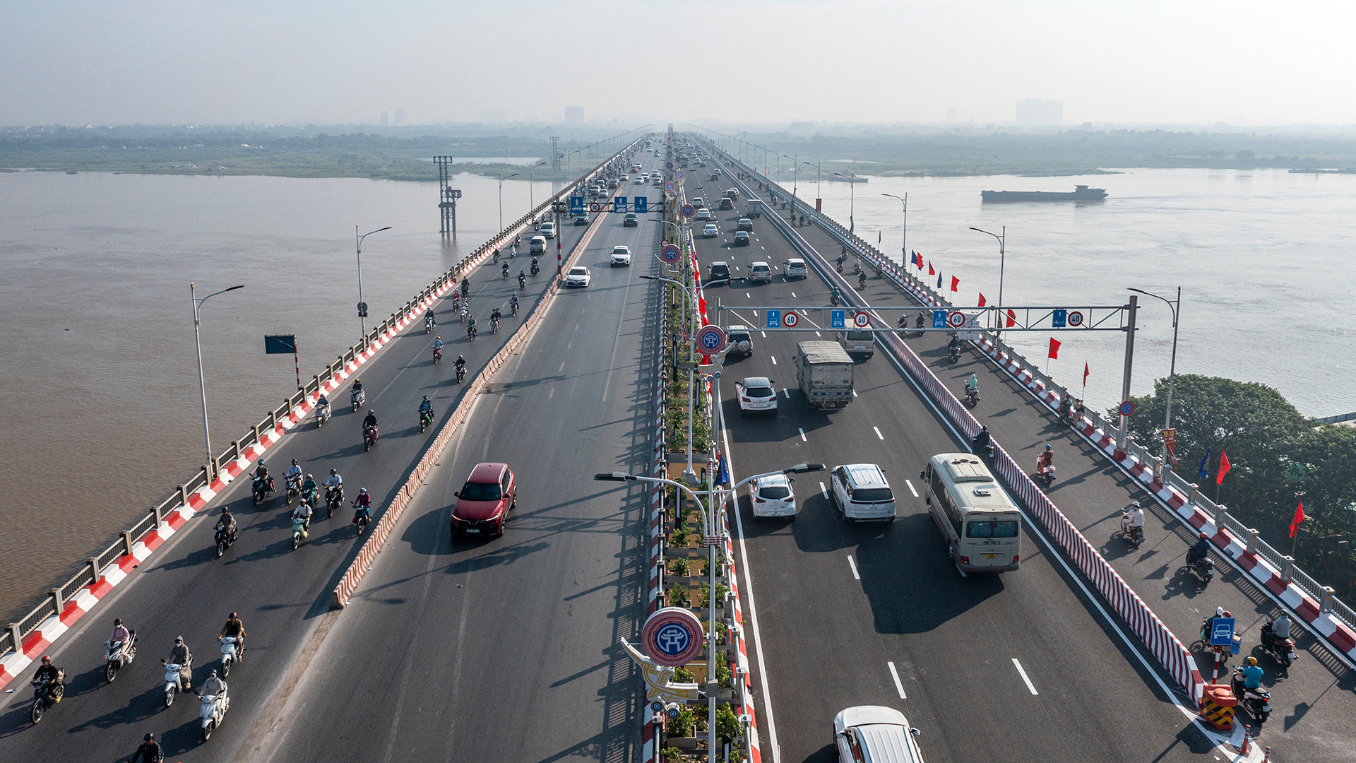 [Ảnh] Giao thông cầu Vĩnh Tuy 2 "dễ thở" sau ngày khánh thành ảnh 6