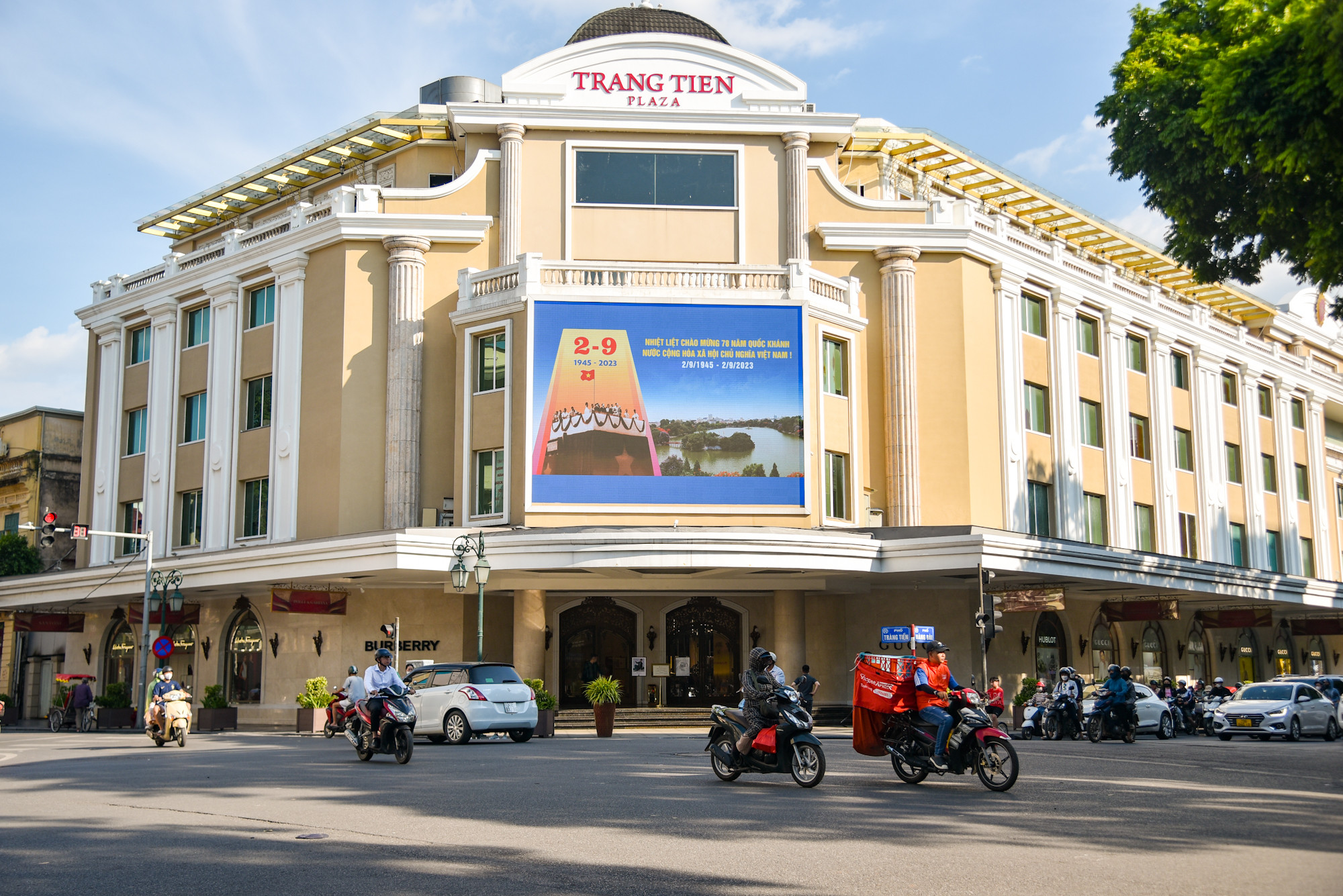 Bức tranh cổ động được đặt trên bảng điện tử Tràng Tiền plaza.
