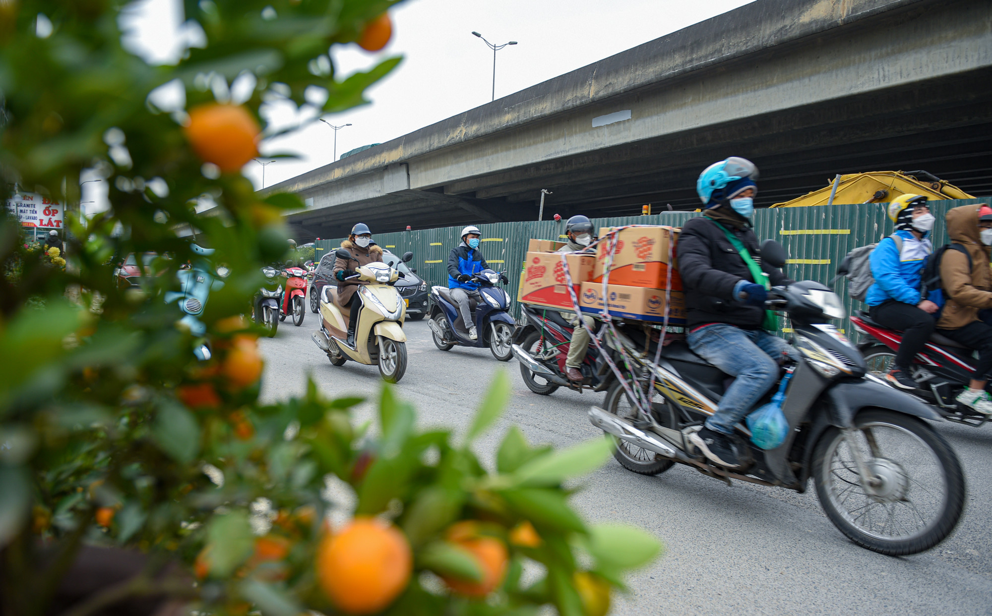 [Ảnh] Các cửa ô, bến xe nhộn nhịp dòng người rời Thủ đô về quê đón Tết ảnh 4