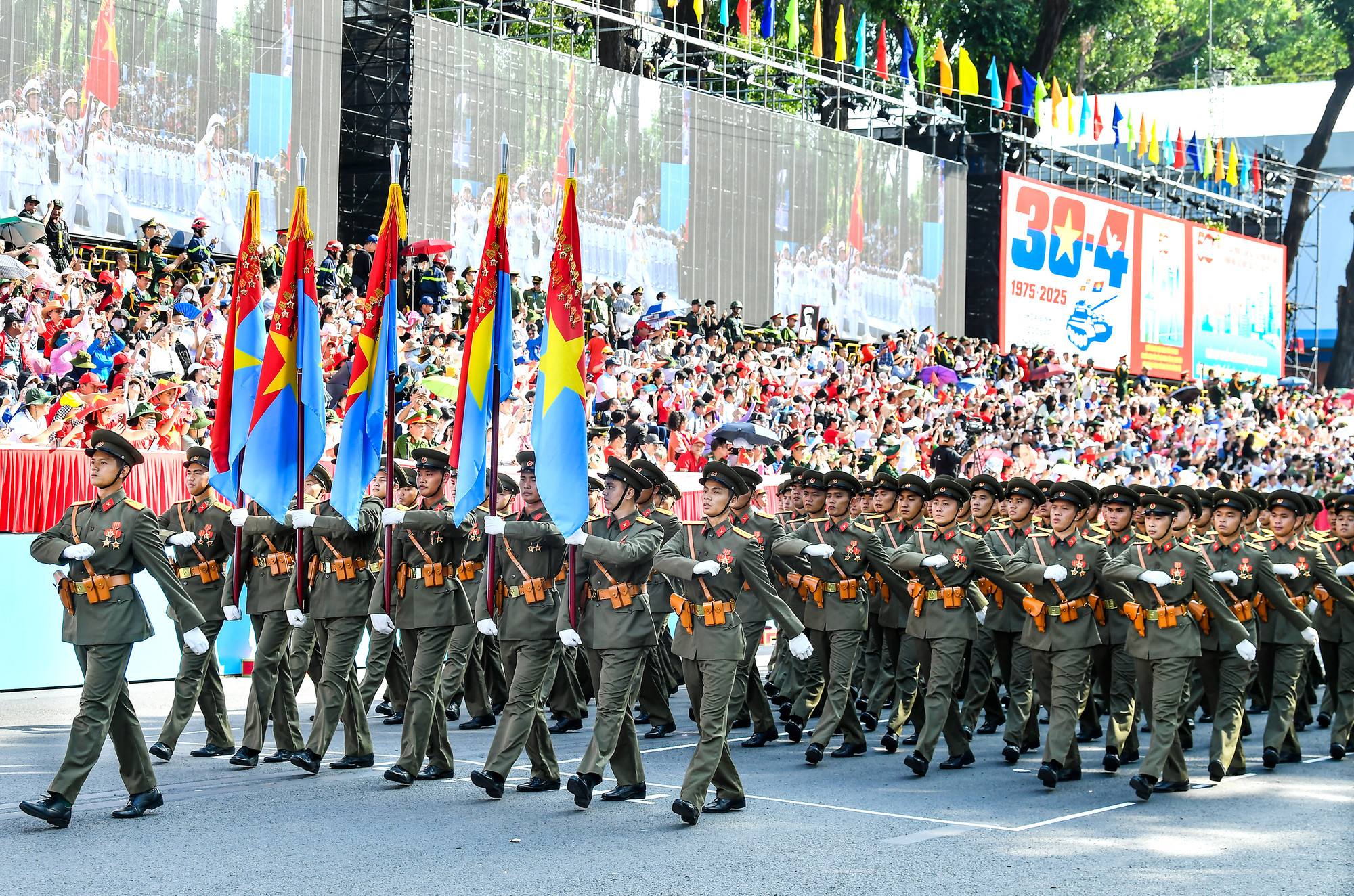 Khối sĩ quan đại diện 5 cánh quân.