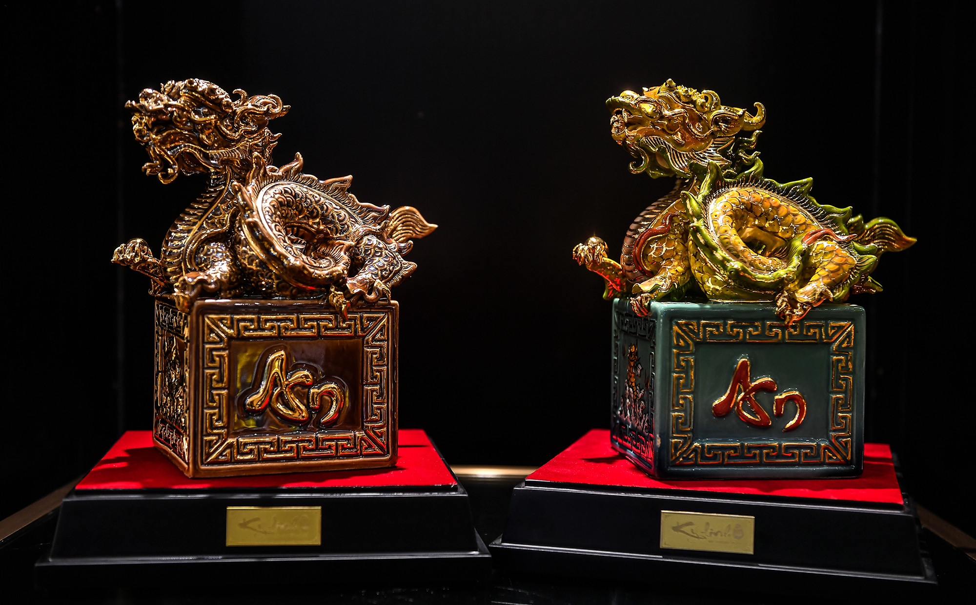 Cận cảnh sản phẩm Ấn rồng dát vàng bằng gốm sứ.