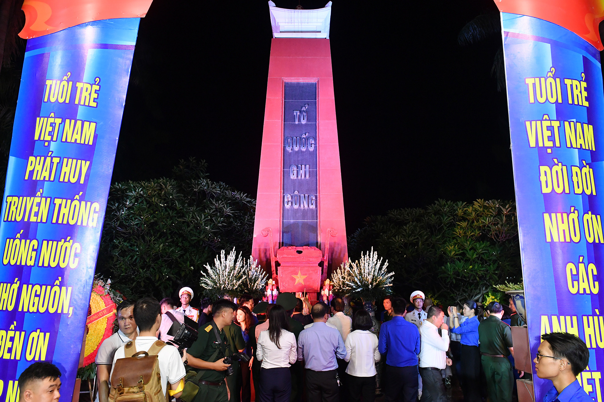 Các đại biểu cùng đoàn viên, thanh niên đã dâng hoa, dâng hương, thắp nến tri ân gần 2.200 phần mộ Mẹ Việt Nam Anh hùng và các Anh hùng liệt sĩ yên nghỉ tại Nghĩa trang Liệt sĩ thành phố Hà Nội.