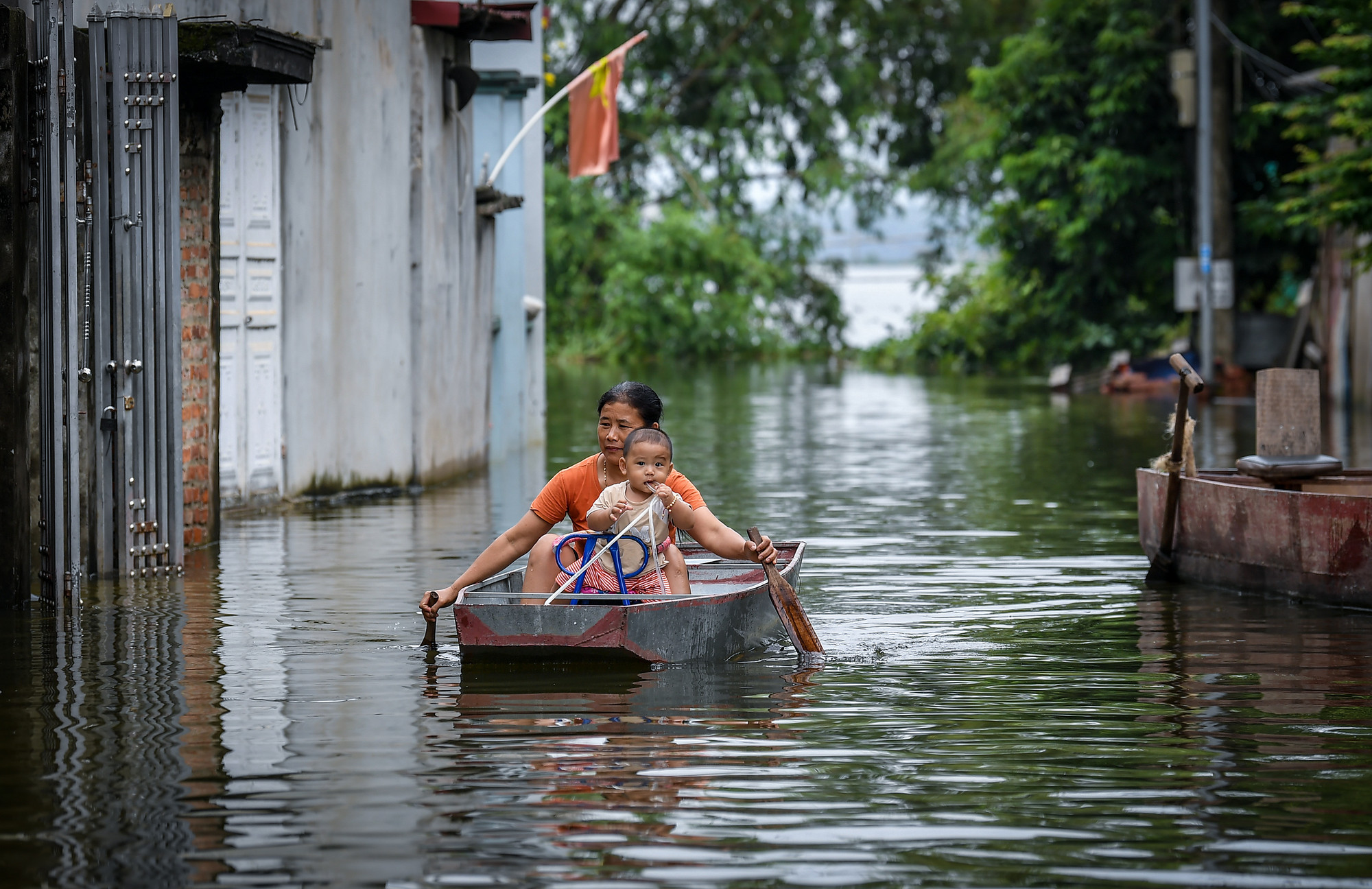 Việc di chuyển được thực hiện chủ yếu bằng thuyền. Việc di chuyển được thực hiện chủ yếu bằng thuyền.