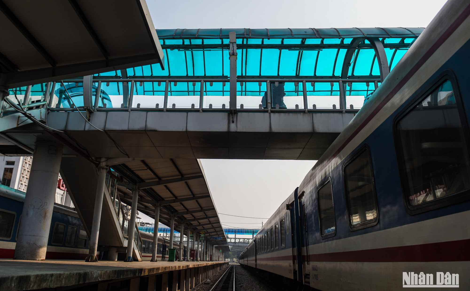 Chiều 30 Tết, ngày cuối cùng của năm cũ sắp qua và những hành khách đón chuyến tàu của mình để trở về sum vầy với người thân trong năm mới dường như cũng vội vã, tất bật hơn.