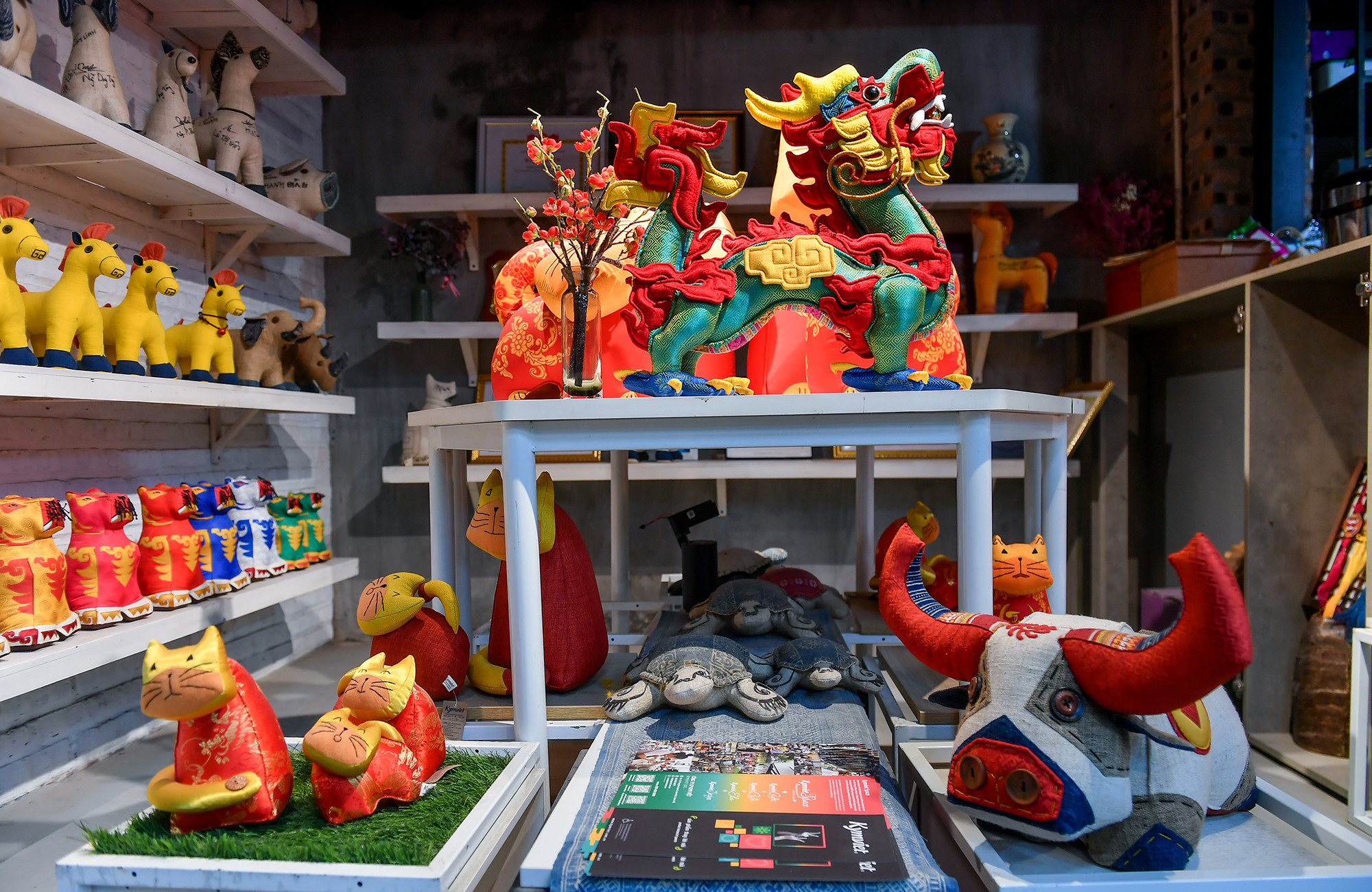 Mẫu rồng "đặc biệt" nhất trưng bày tại Kymviet có lớp ngoài bằng lụa và thổ cẩm, kết hợp cùng nhiều chất liệu truyền thống khác. Để "tạo hình", nhóm thiết kế đã nghiên cứu, chắt lọc các đường nét, họa tiết Rồng trong truyền thống rồi kết hợp với nhau một cách tinh tế.