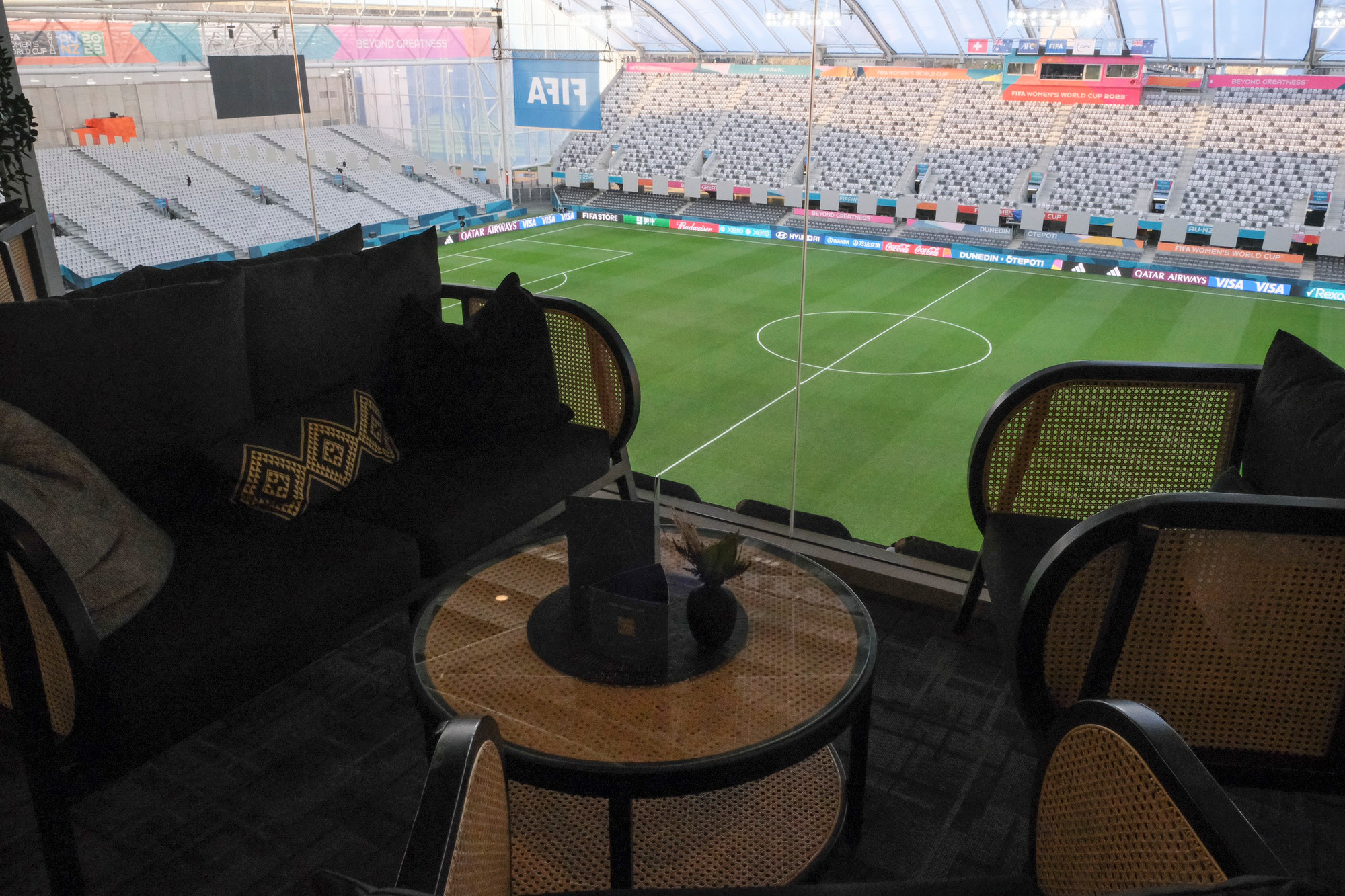 [Ảnh] “Sân khấu” cuối cùng của tuyển nữ Việt Nam tại World Cup nữ 2023: Mái bằng nhựa, khán đài khung thép ảnh 9